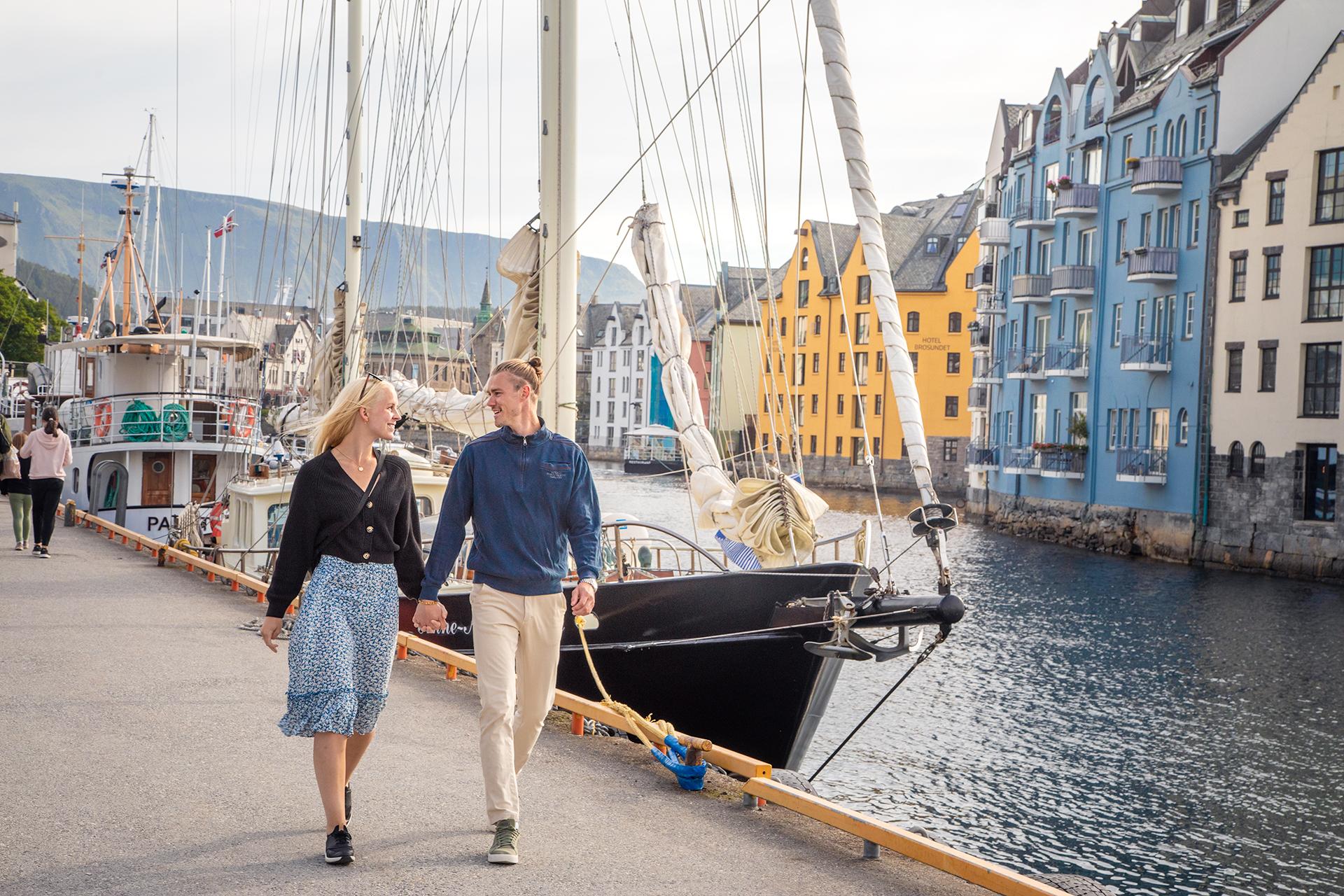 Couple strolling the streets of Ålesund