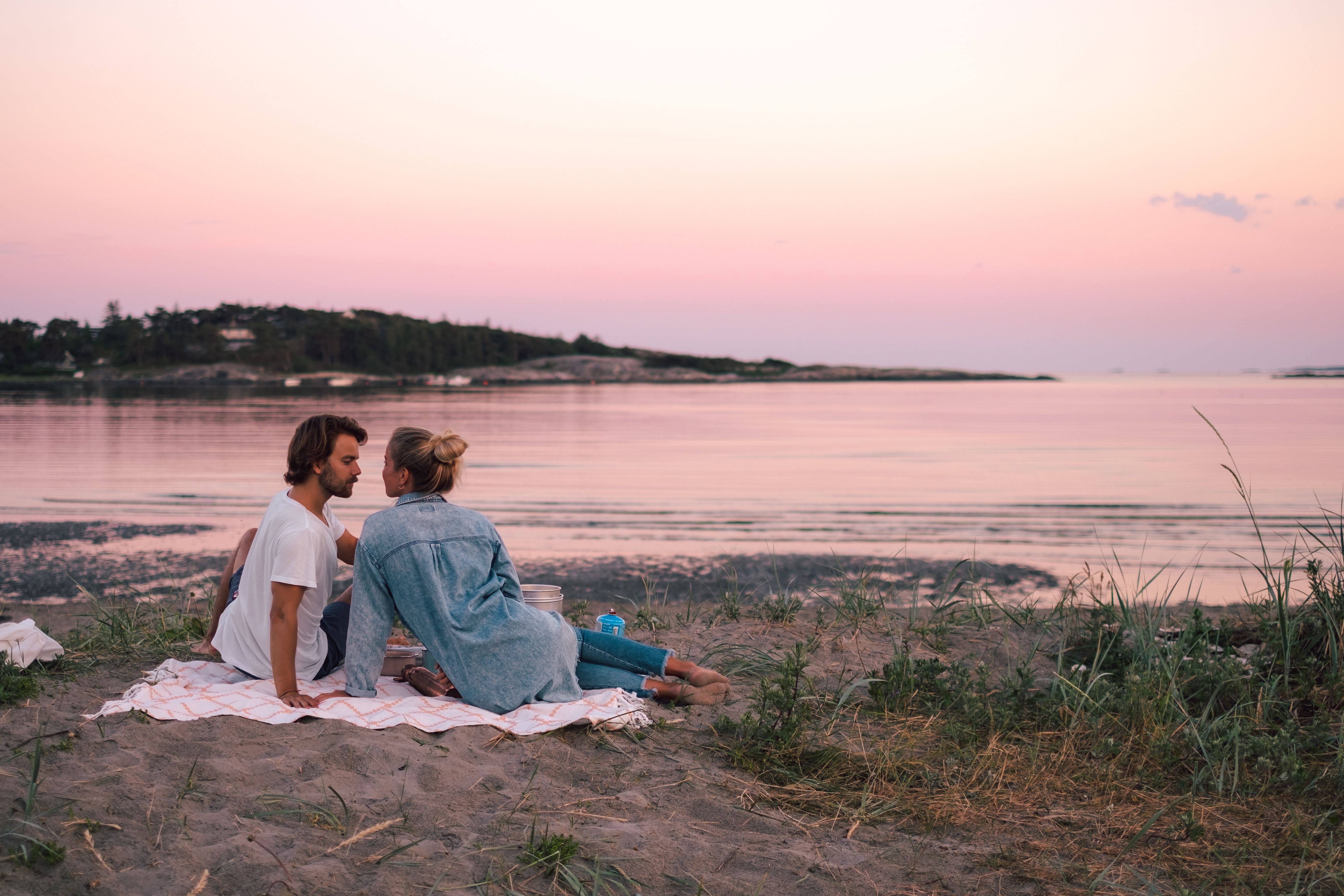 En romantisk piknik i solnedgangen på en strand i Fredrikstad