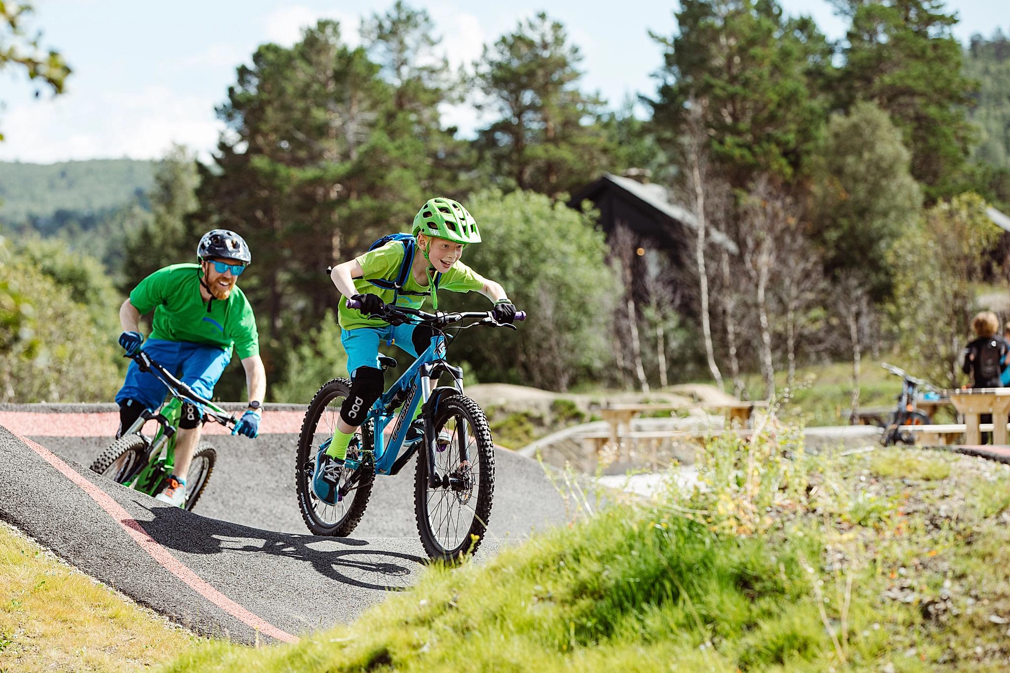 Far og søn på mountainbike i Hallingdal, Norge