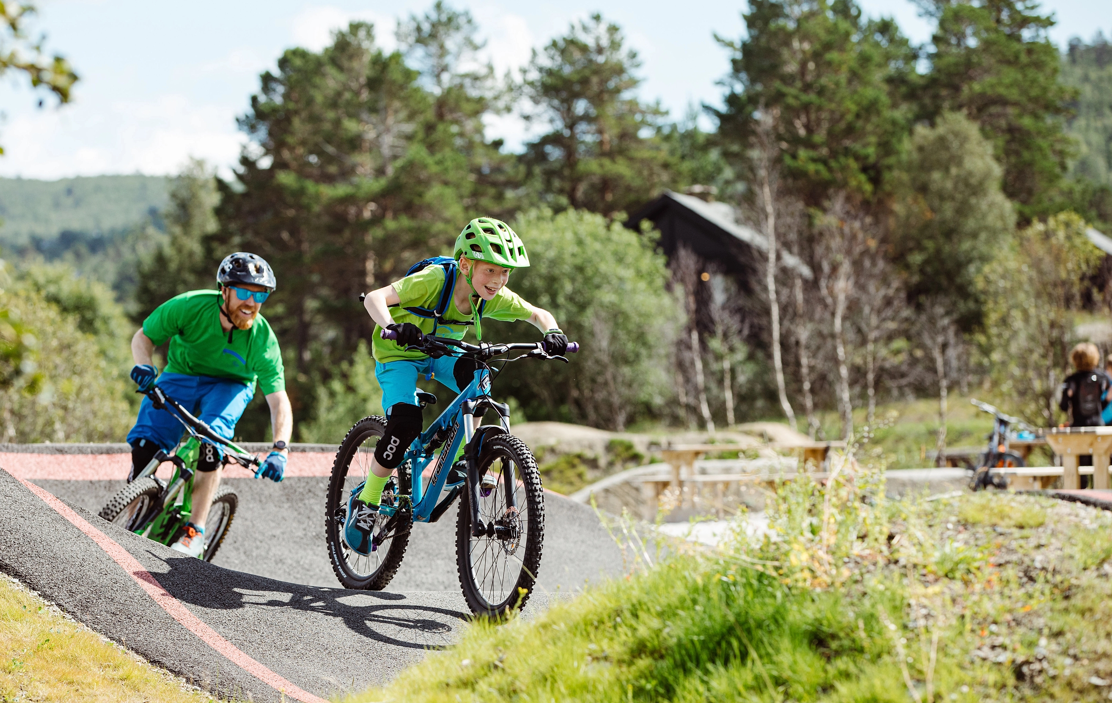 Vater und Sohn fahren Mountainbike in Hallingdal, Ostnorwegen