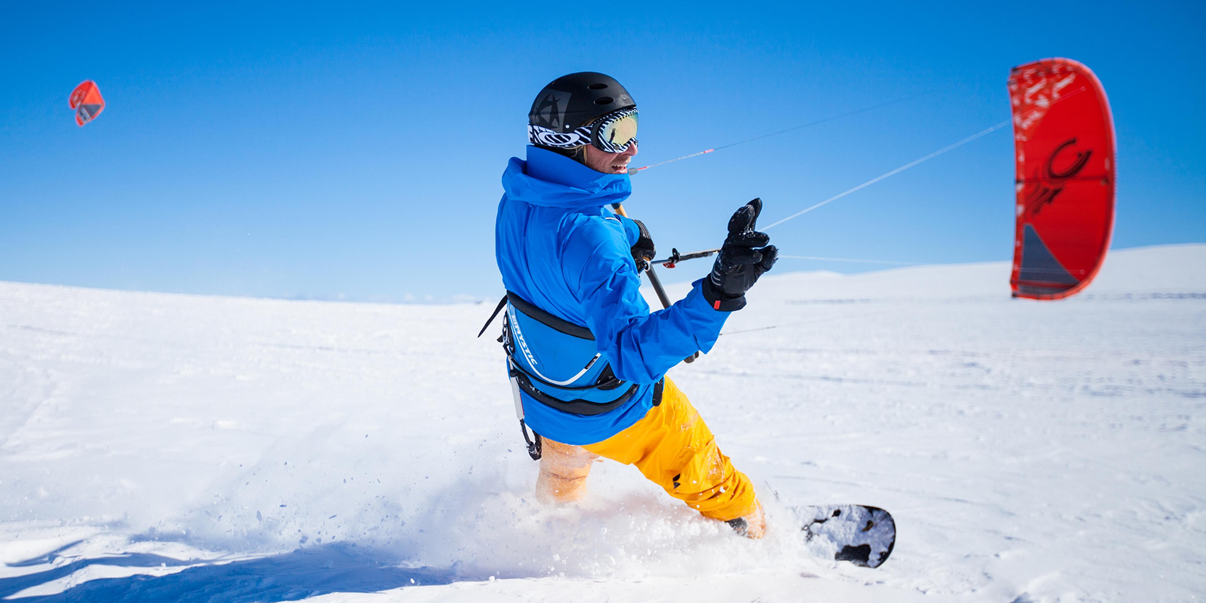 En person åker snökite på fjällplatån Valdresflye i Valdres, östra Norge