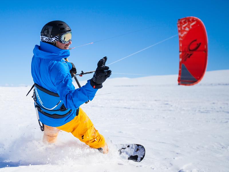 Ein Snowkiter am Bergplateau Valdresflye in Valdres, Ostnorwegen