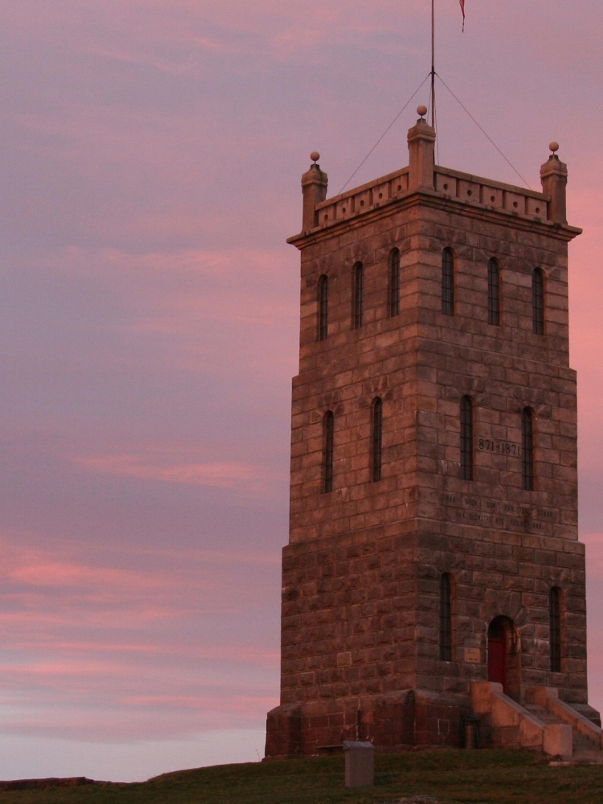 Sunset over the Slottsfjell Tower