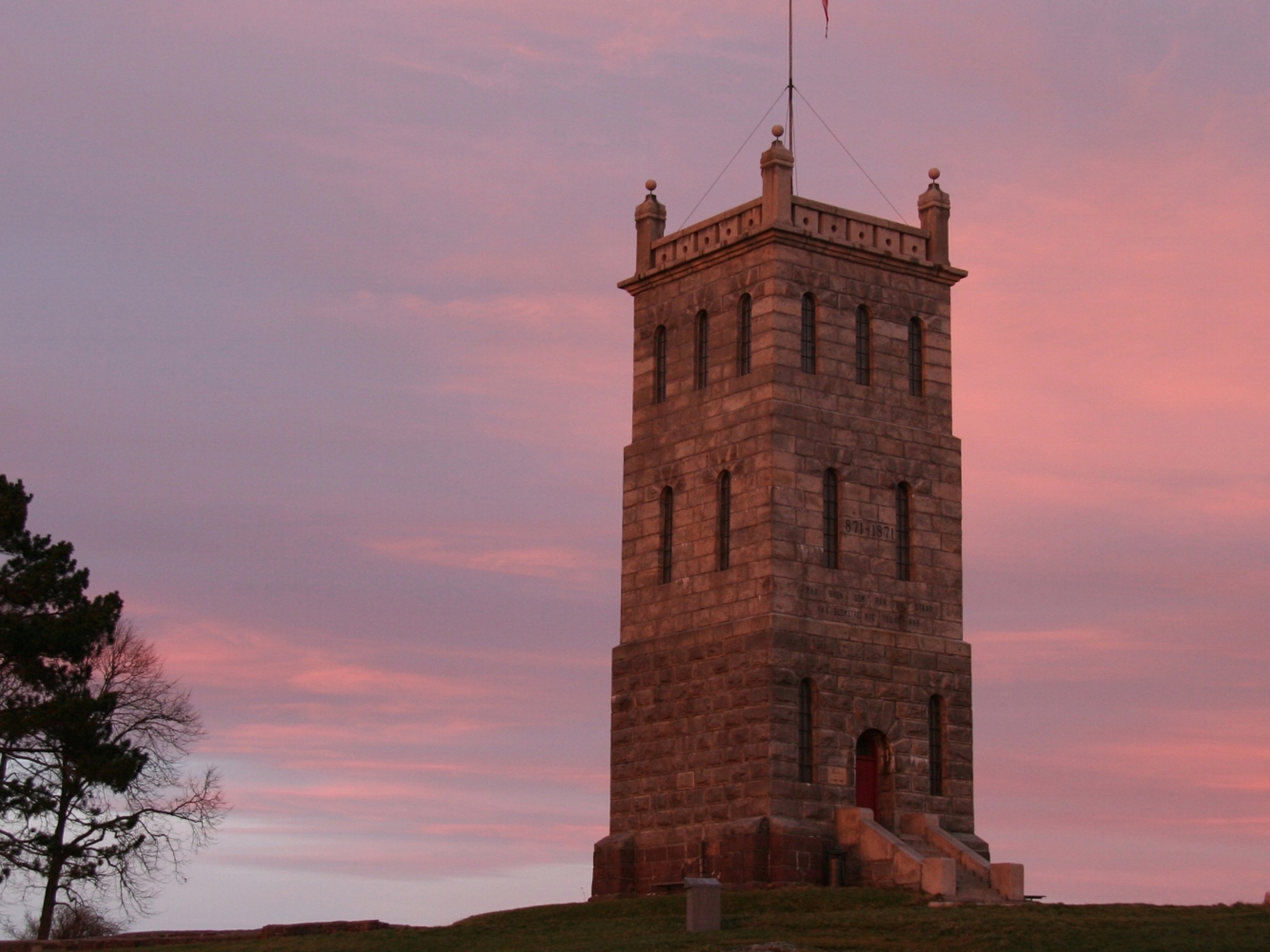 Sunset over the Slottsfjell Tower