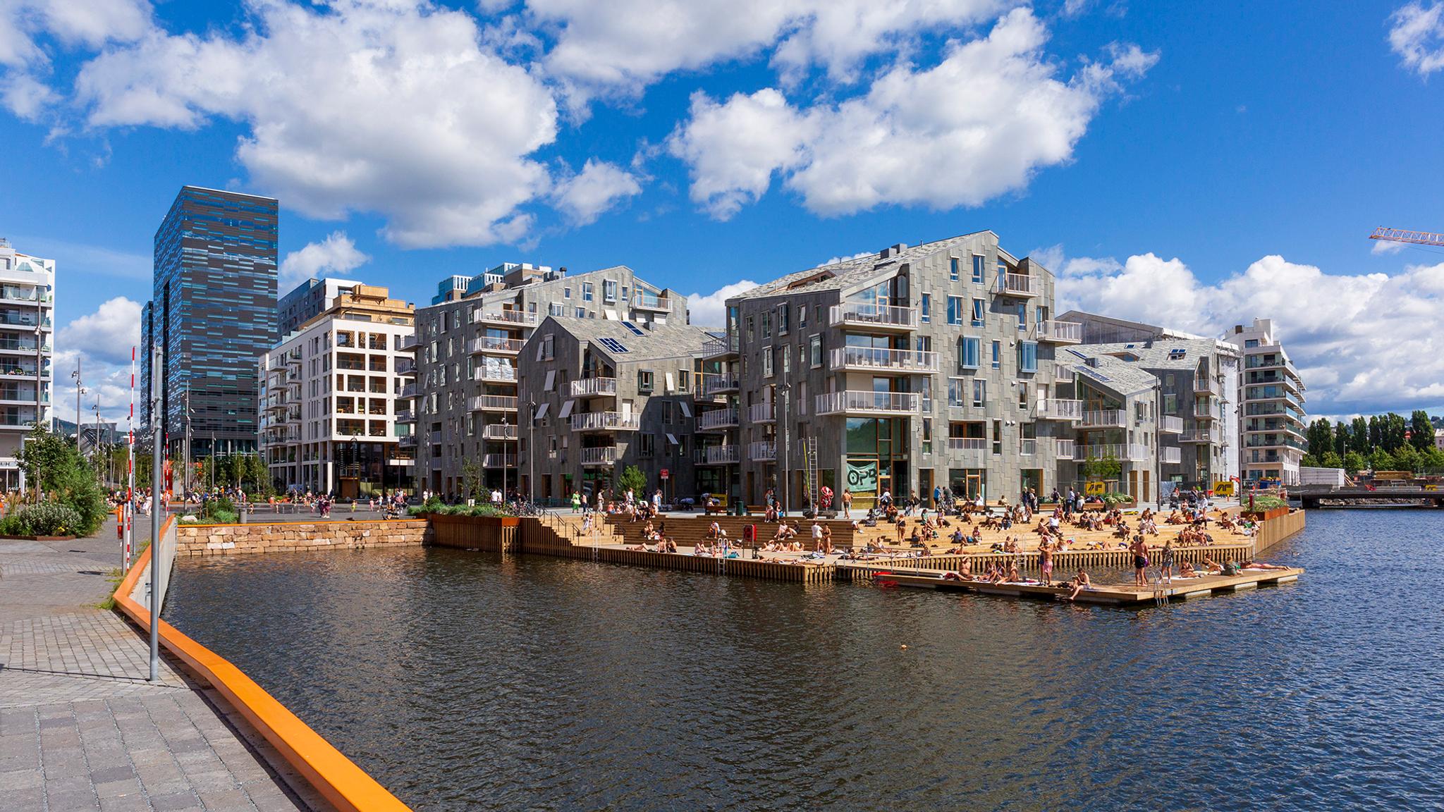 Planera din resa till Østlandet och solbada på bryggan i Bispevika i Oslo