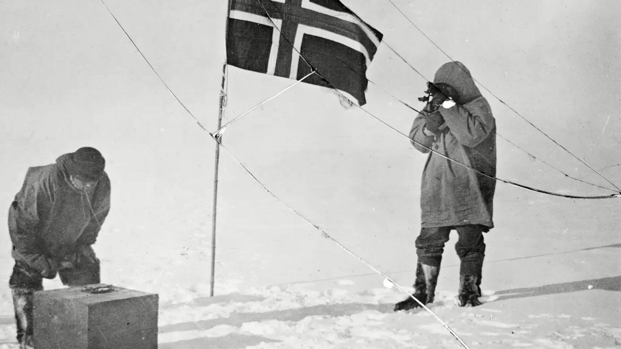 Roald Amundsen og Helmer Hanssen på Sydpolen i 1911