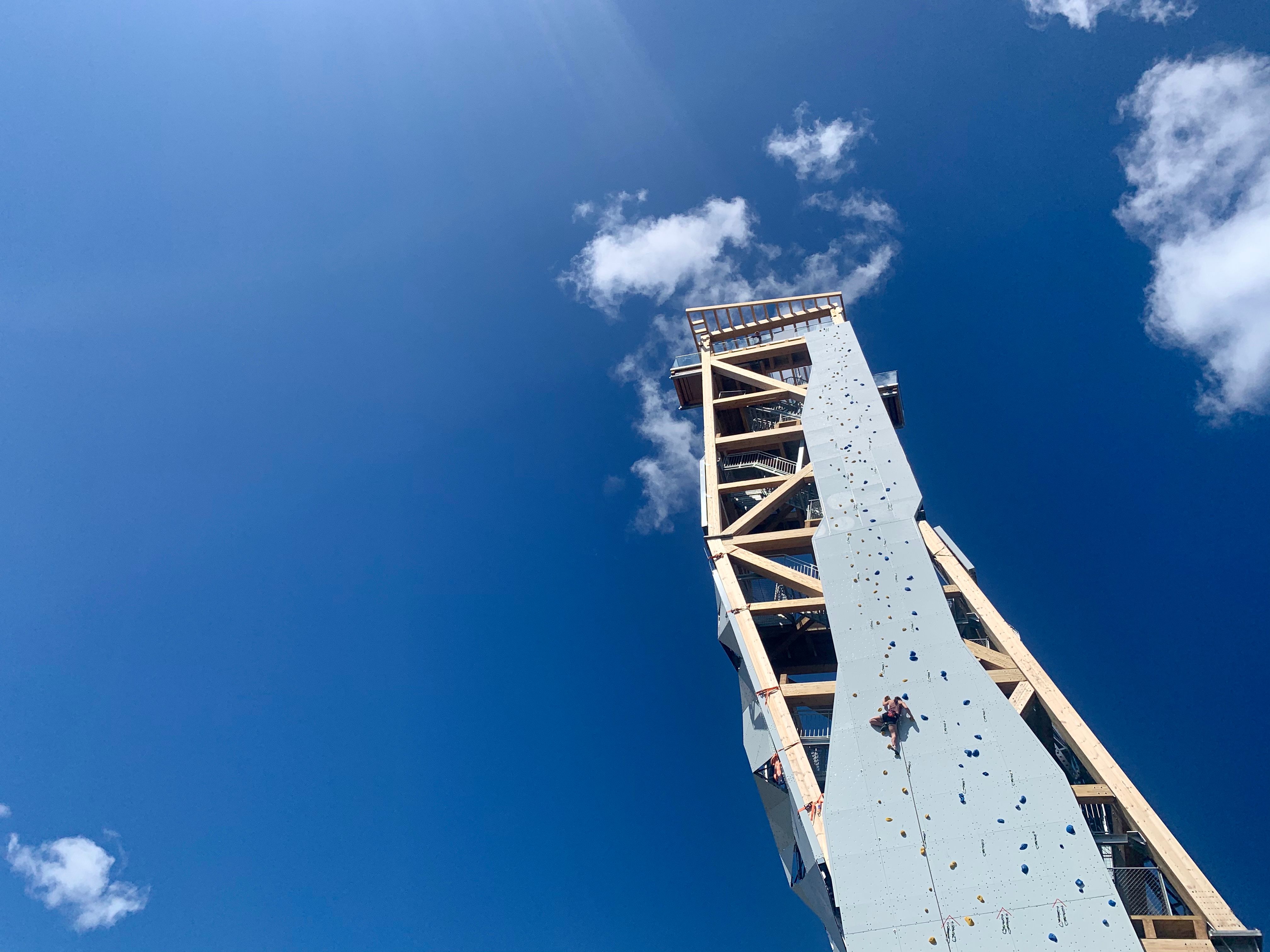 Klatretårnet Over i Lillesand i solskinn og blå himmel
