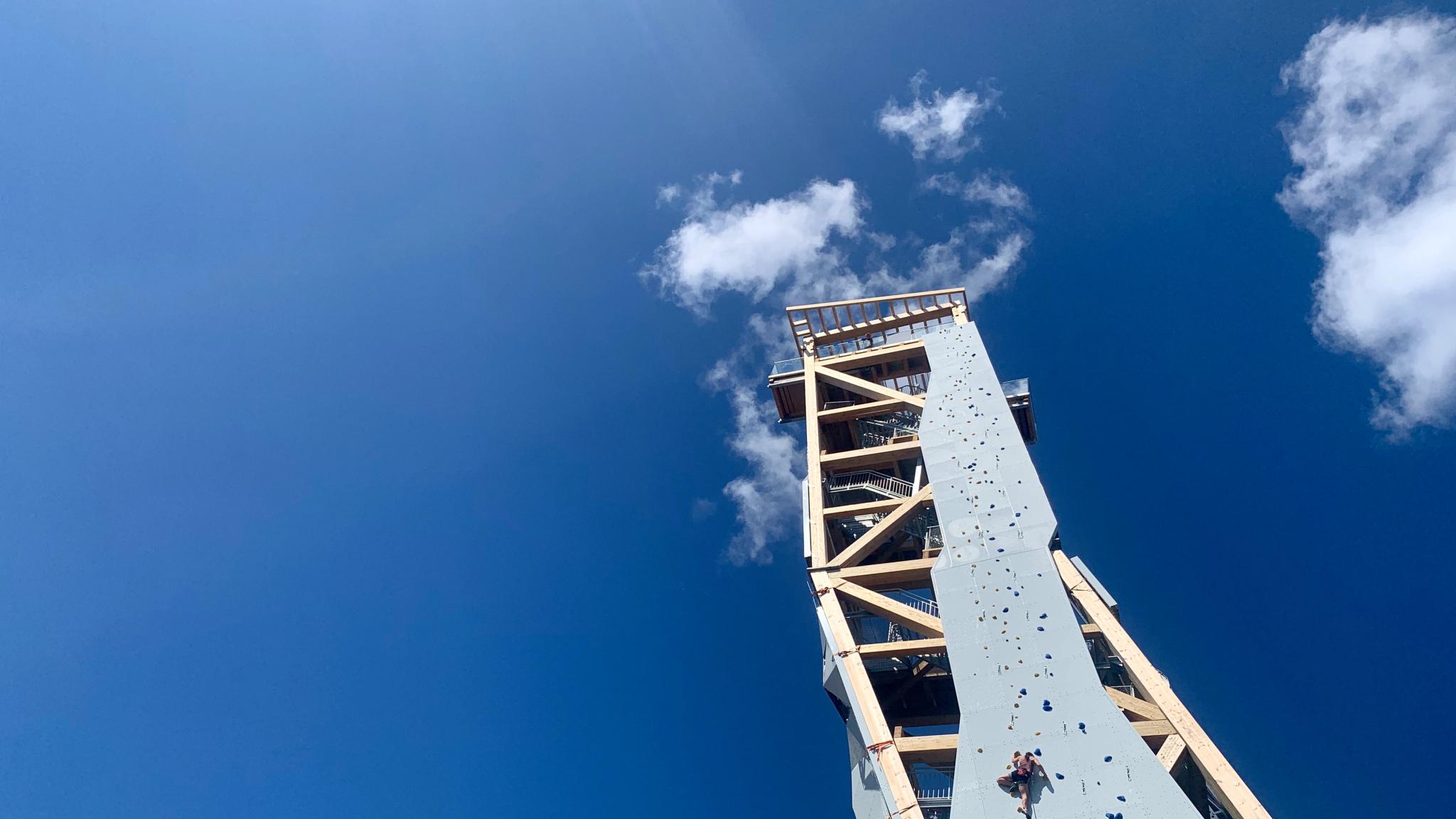 Klatretårnet Over i Lillesand i solskinn og blå himmel