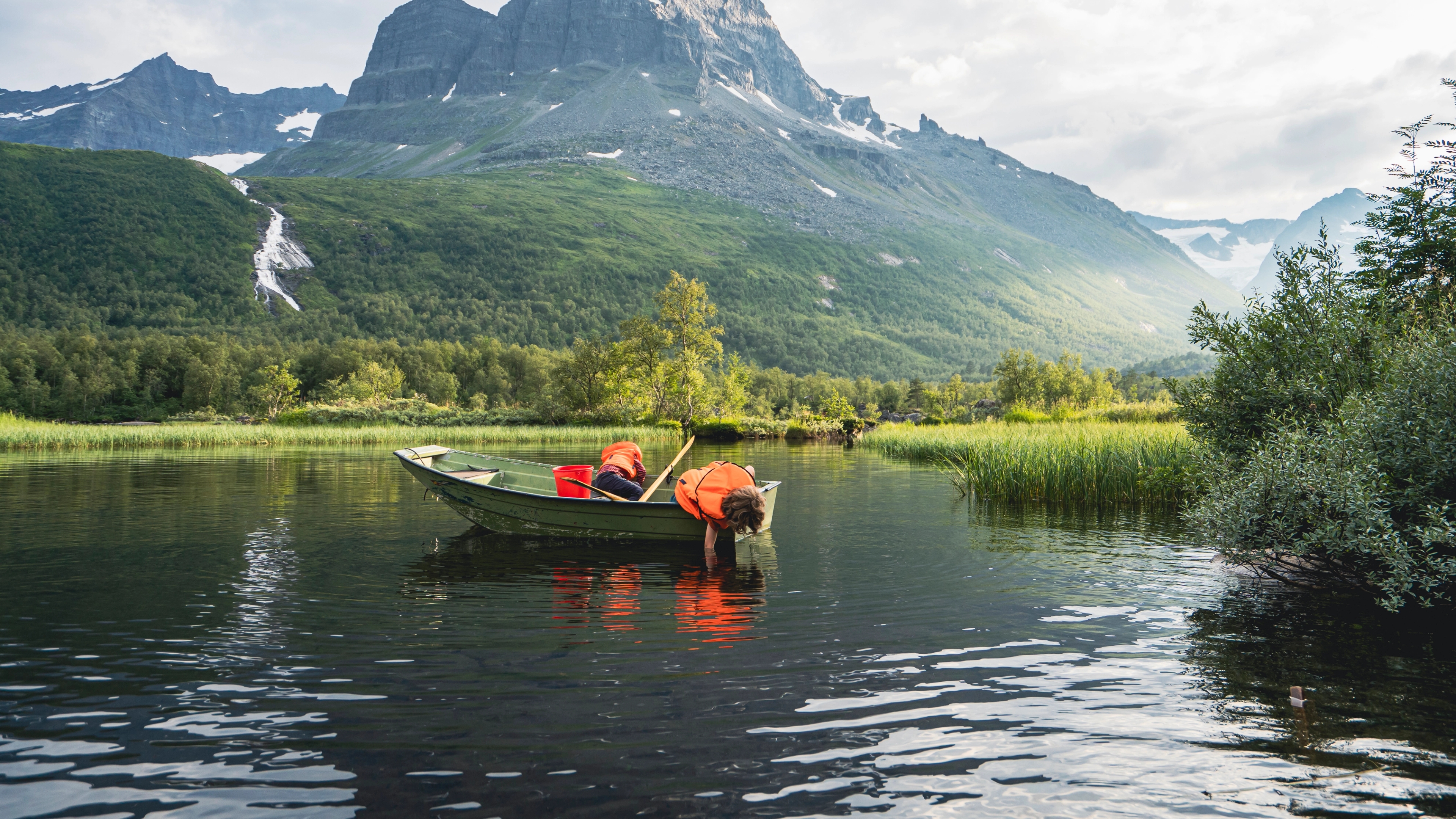Two kids in a boat in the Innerdalen area.
