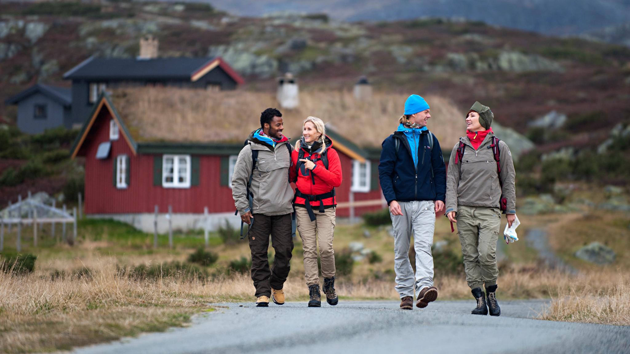Personer går tur med kart i området rundt Beitostølen.