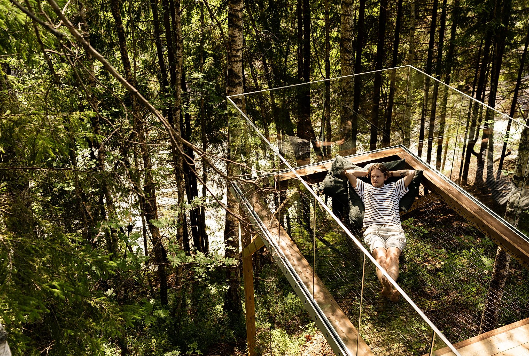 En man som njuter av den fredliga naturen i en trädkoja i Laagen,Larvik
