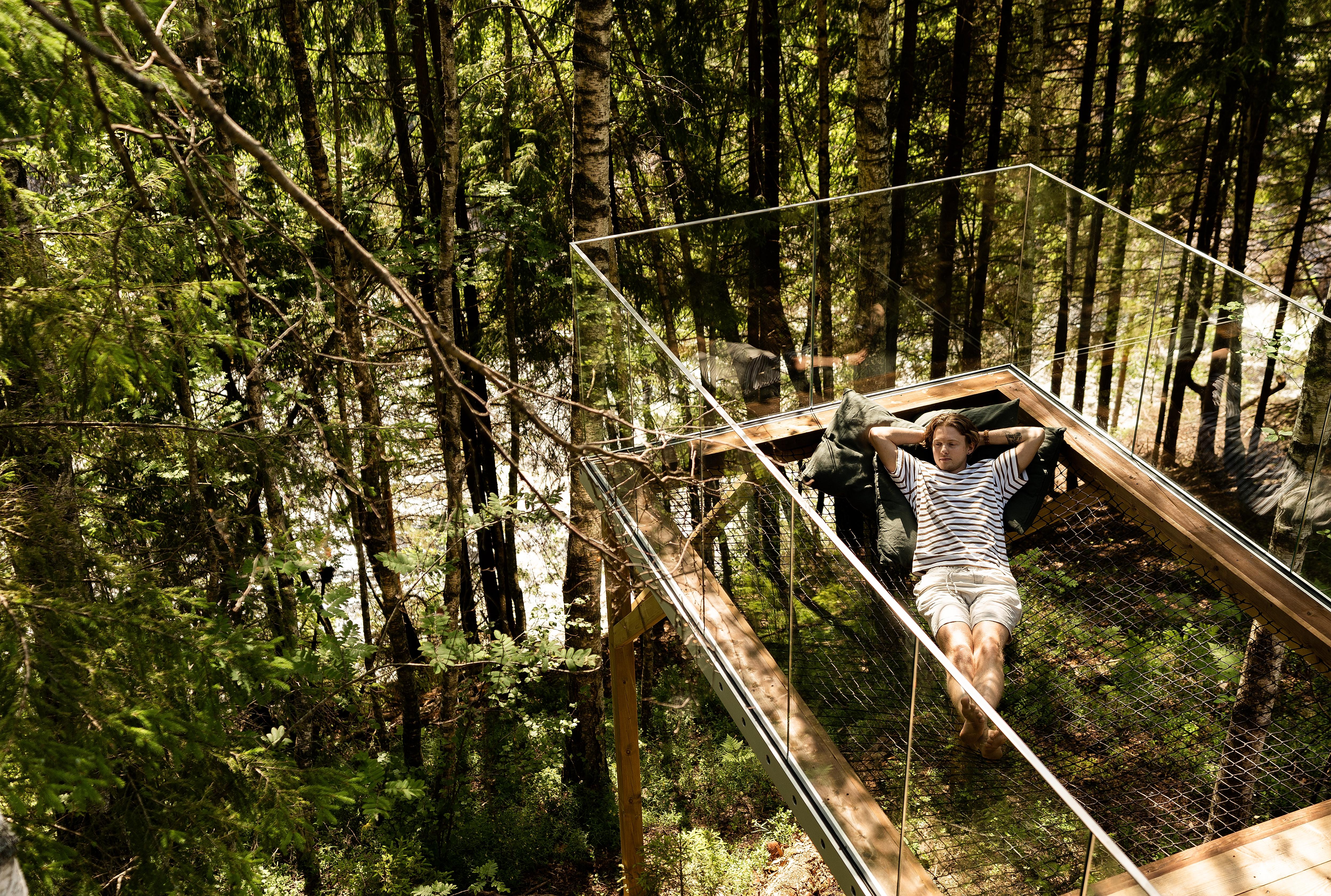En man som njuter av den fredliga naturen i en trädkoja i Laagen,Larvik