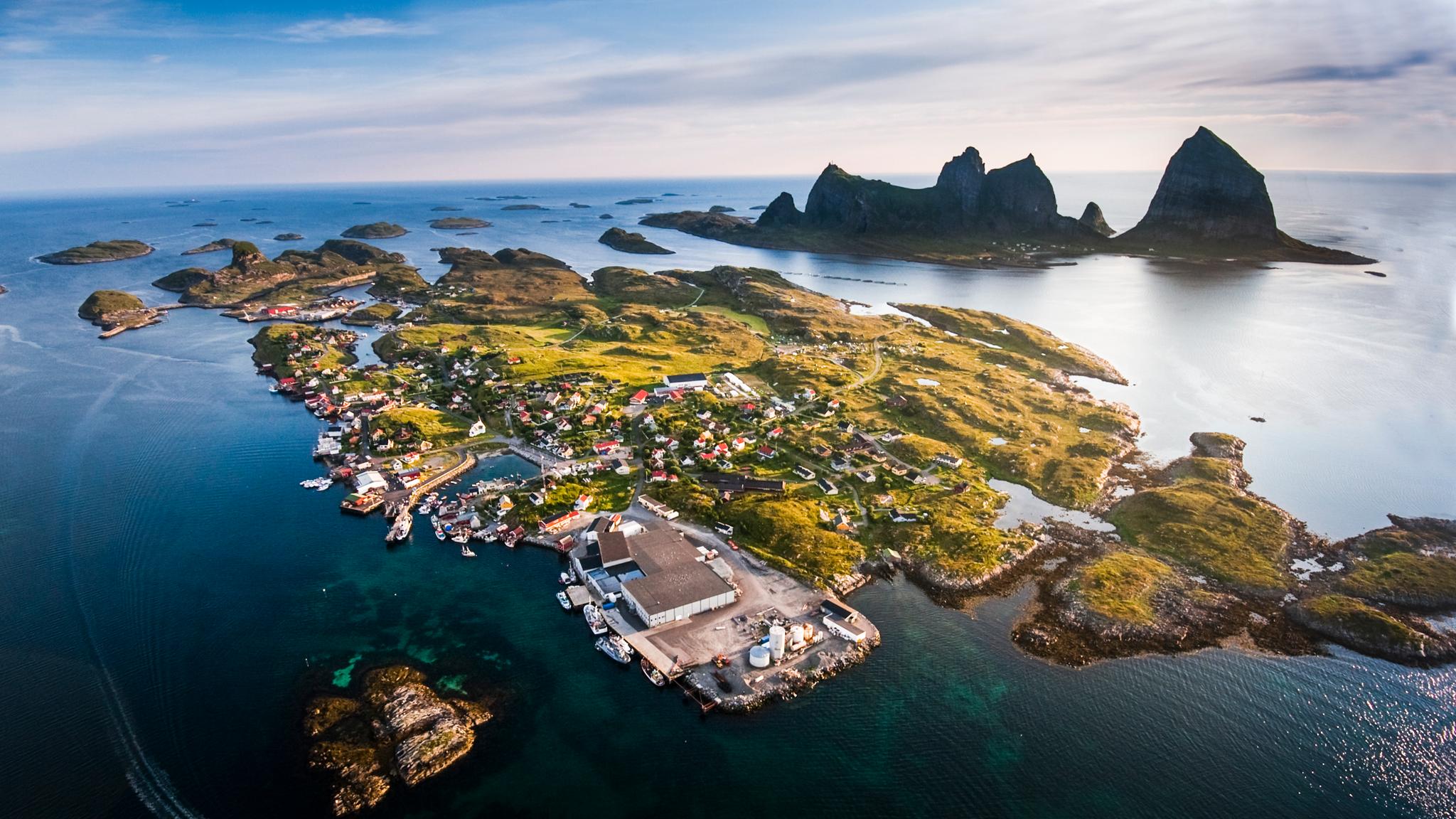 På øyhopping langs Helgelandskysten: Flyfoto av øya Træna på Helgeland i Nord-Norge