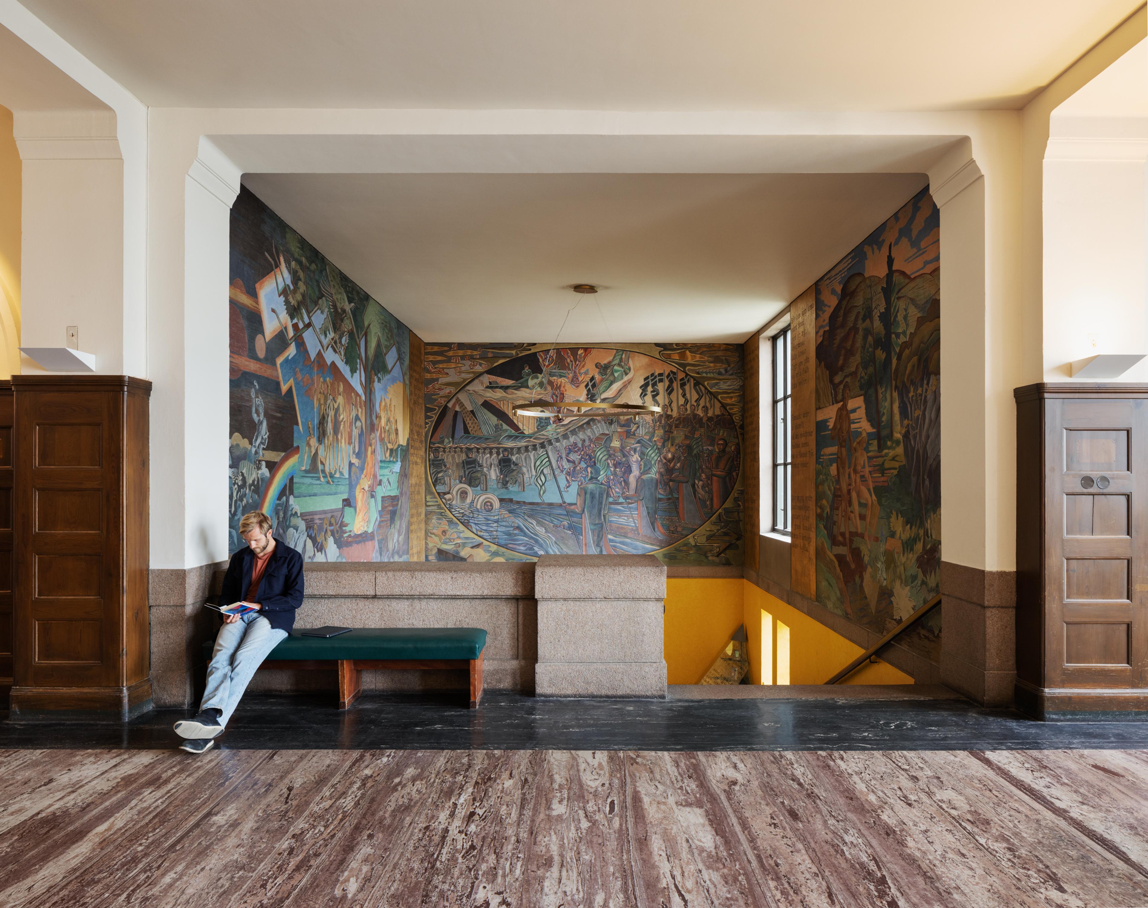 En mann i gangen på Nasjonalbiblioteket