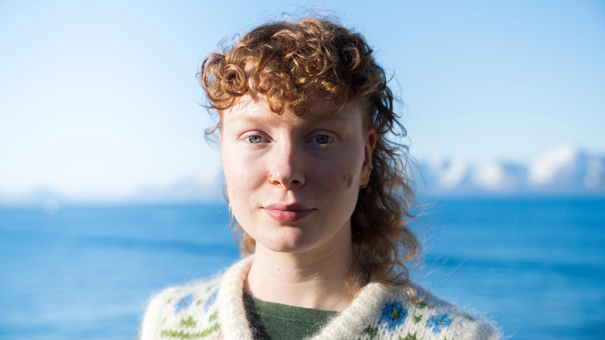 Kvinne med blå øyne i solen