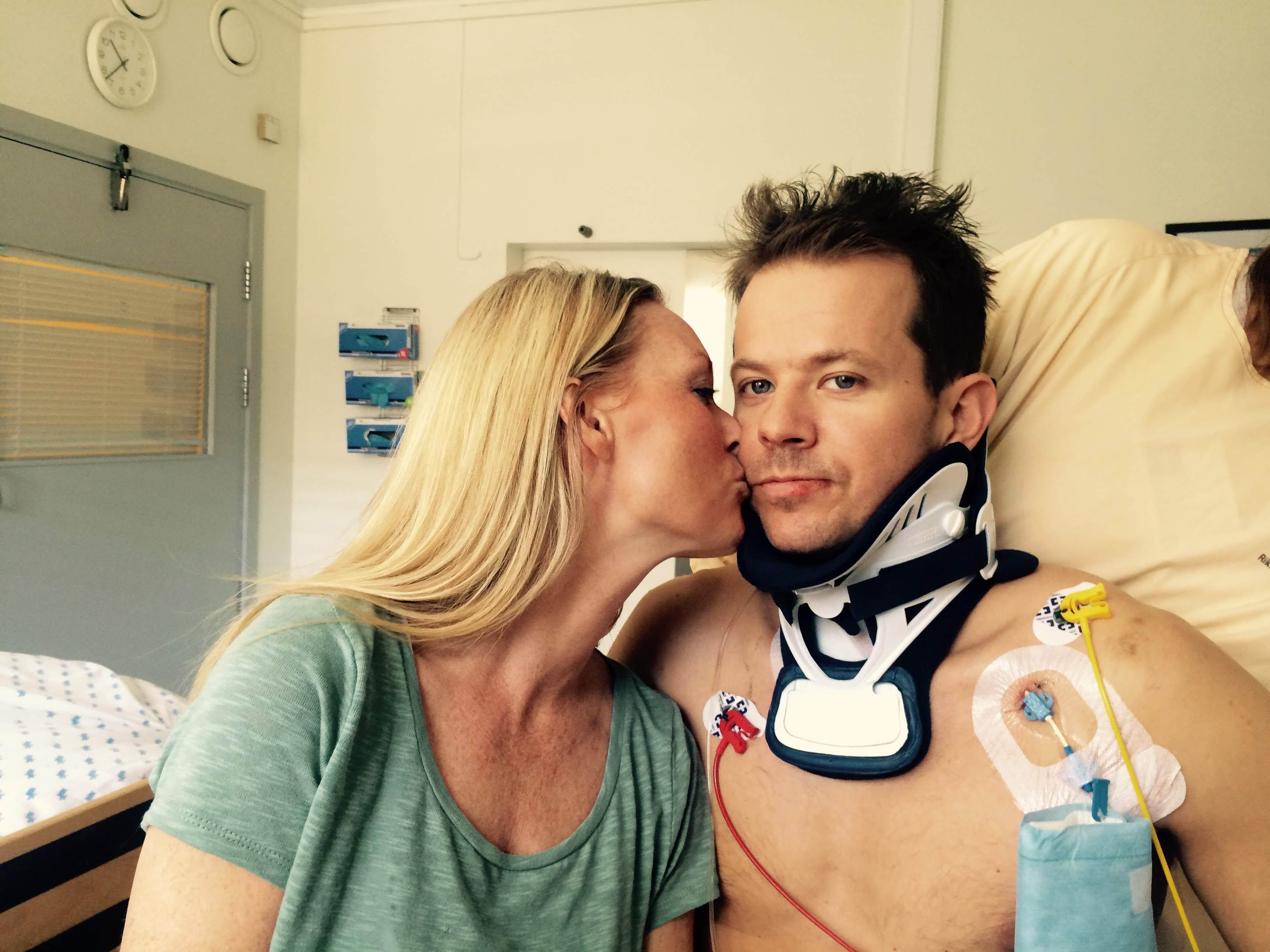 Sigurd Groven at the hospital with his girlfriend
