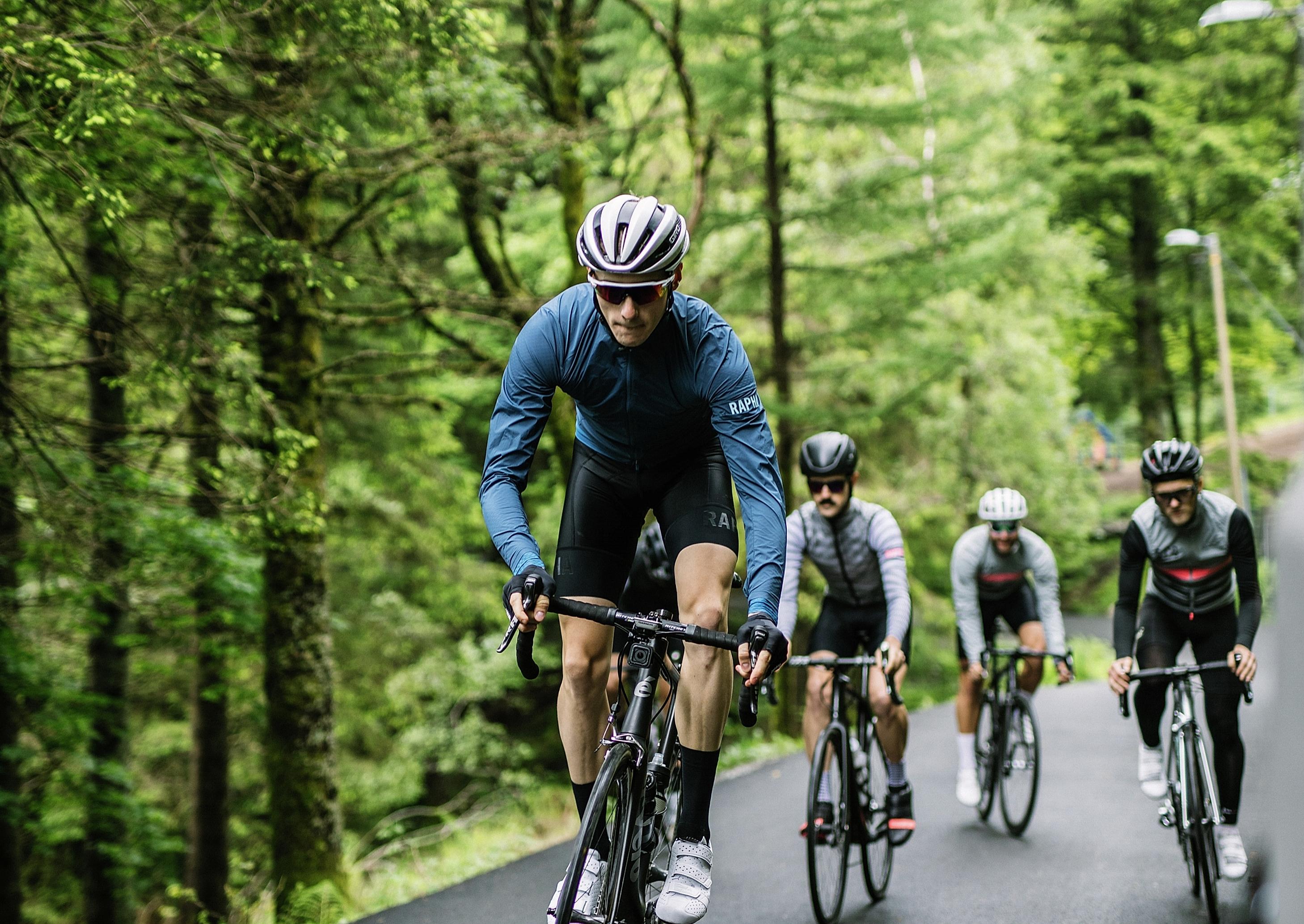 En grupp landsvägcyklister på väg genom Fjord Norge