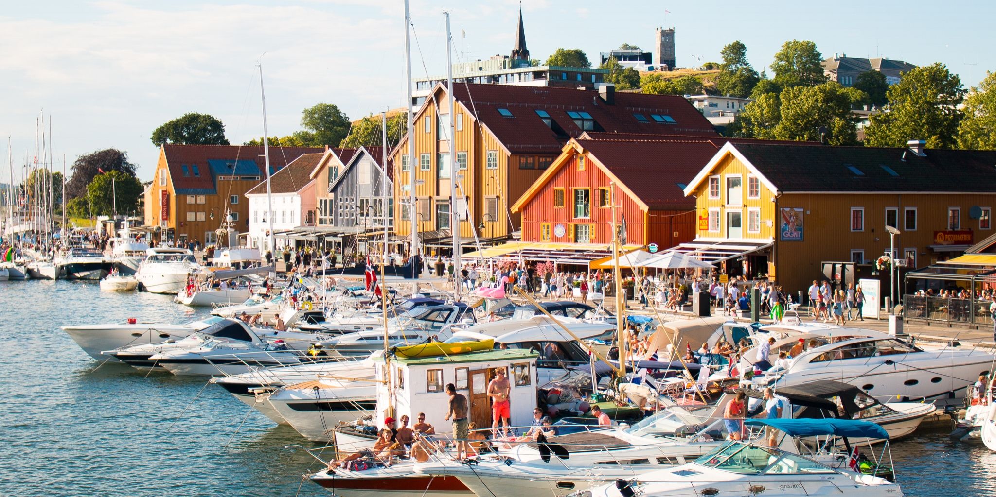 Båter og folk i Tønsberg havn og gjestehavn i Vestfold på Østlandet