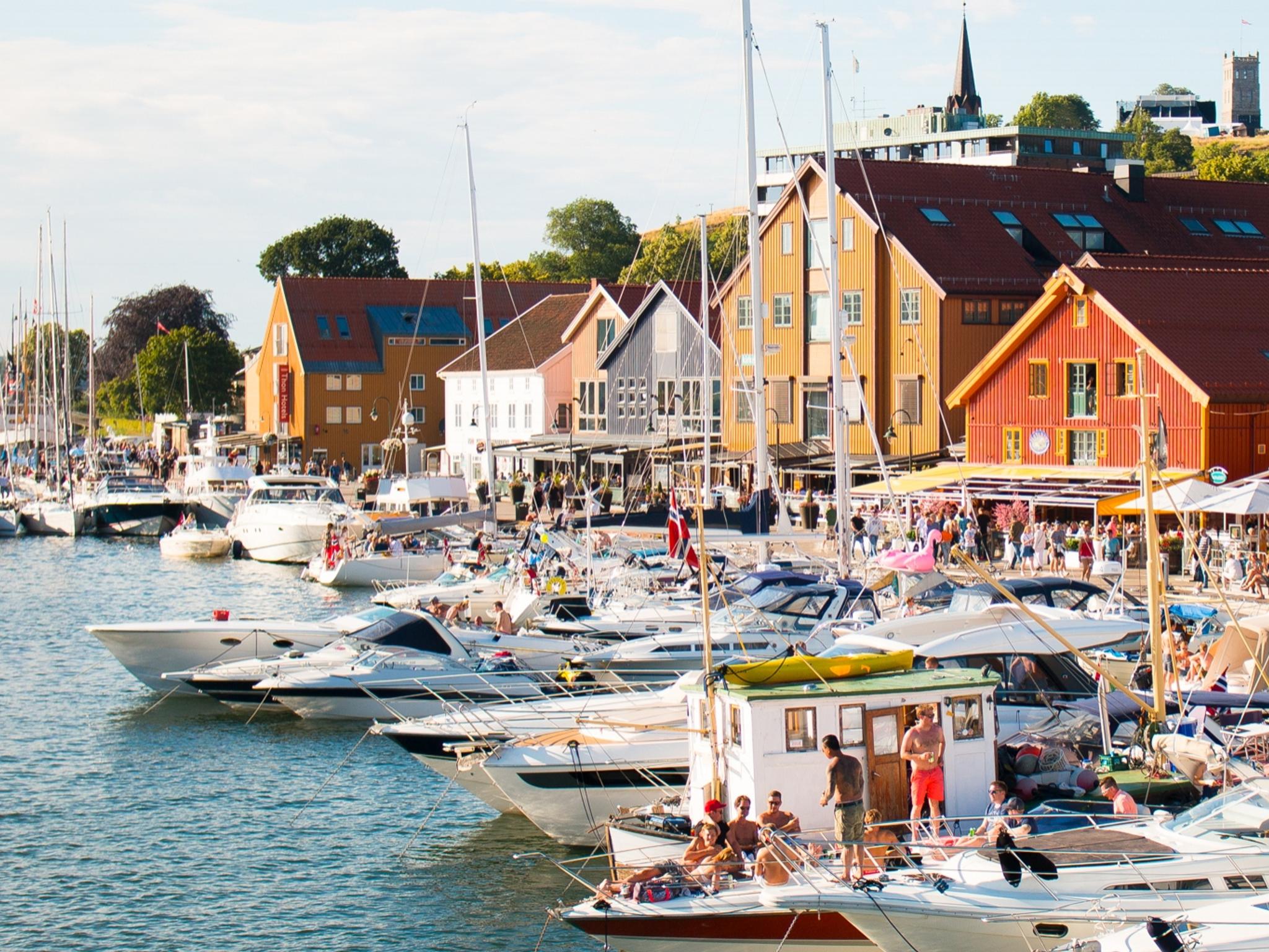 Båter og folk i Tønsberg havn og gjestehavn i Vestfold på Østlandet