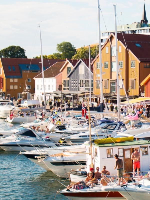 Båter og folk i Tønsberg havn og gjestehavn i Vestfold på Østlandet