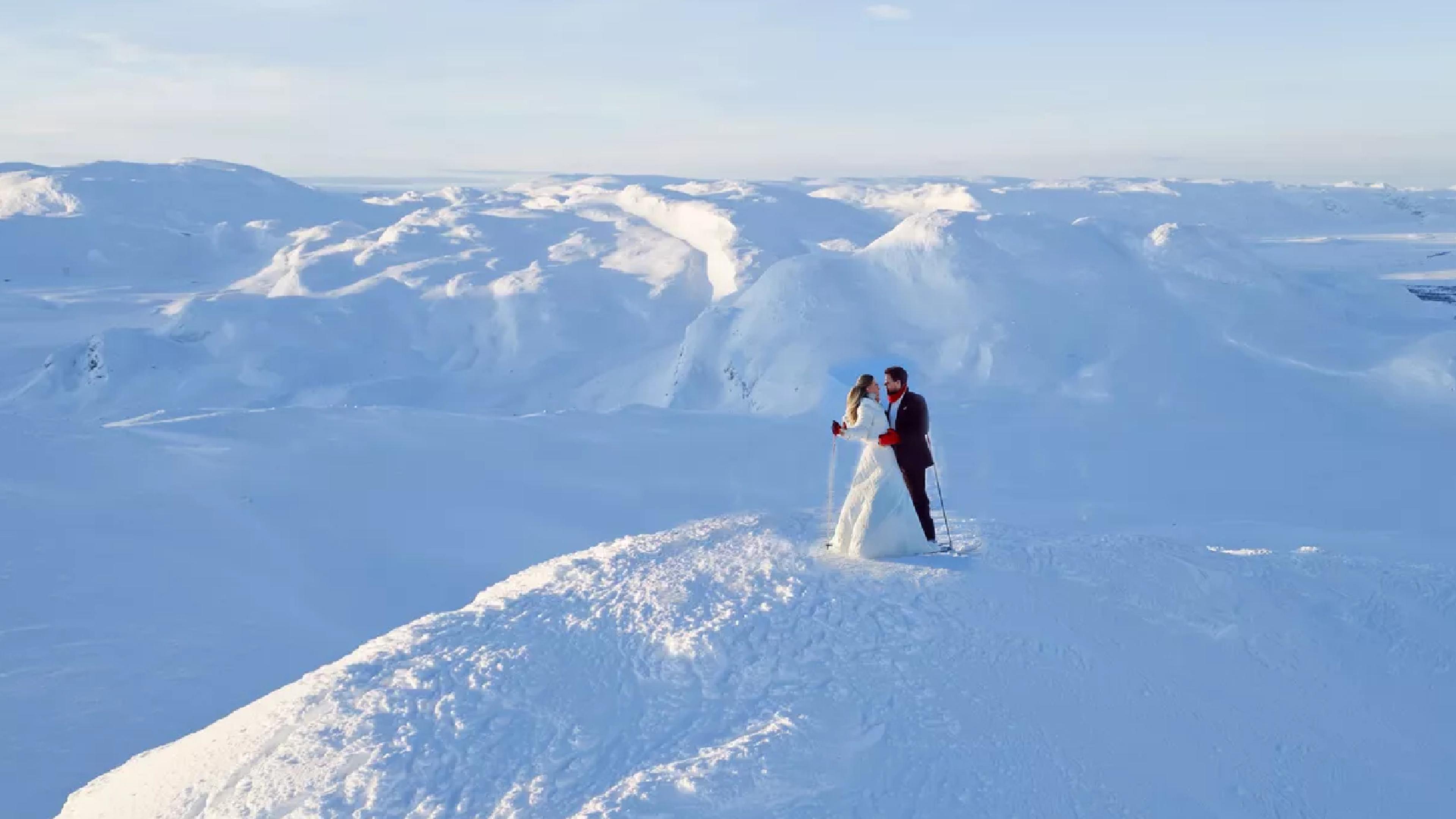 Couple getting married at Totten in Hemsedal