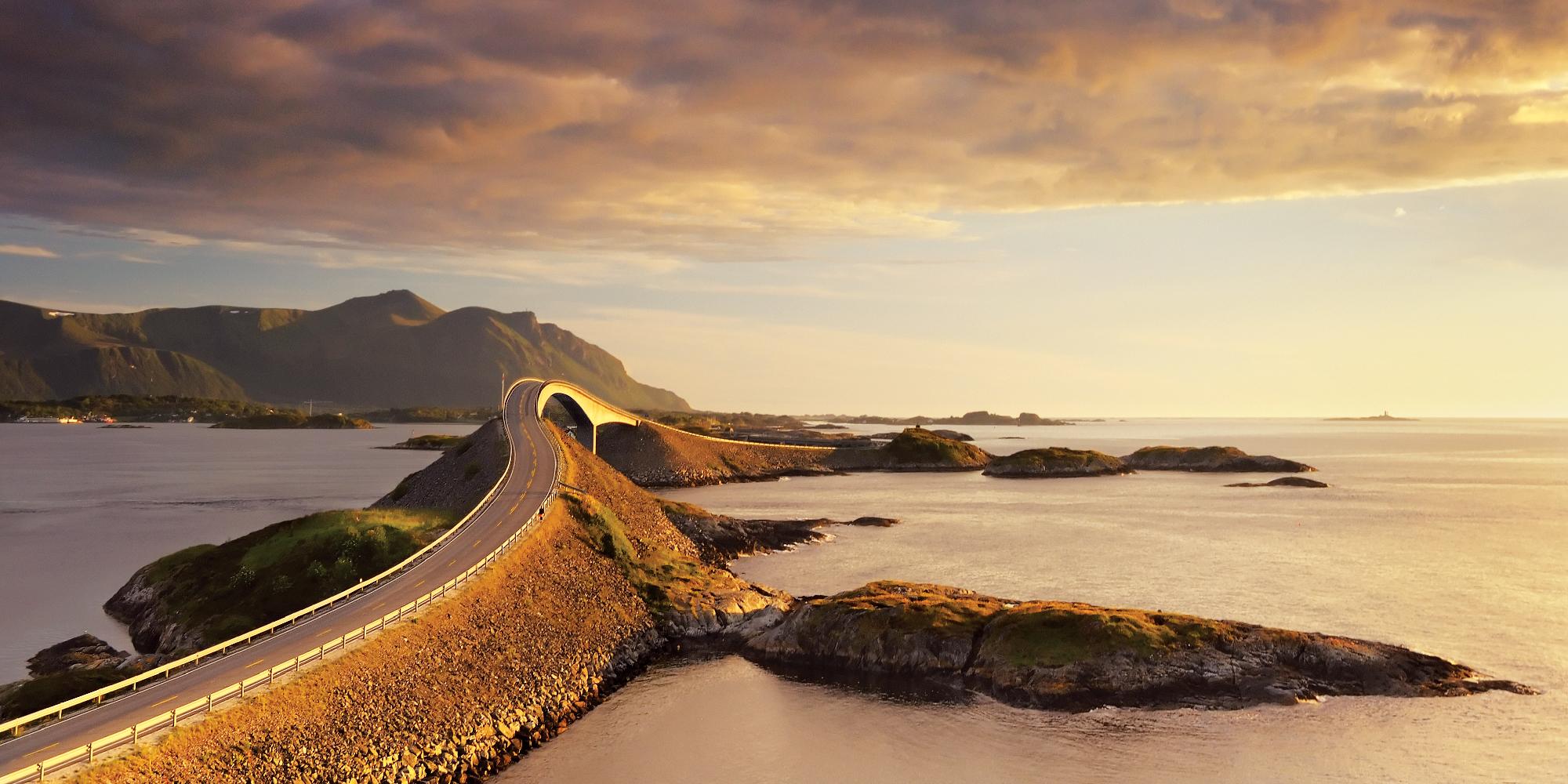 La Atlanterhavsvegen, o Carretera del Atlántico, en el Noroeste de los fiordos noruegos.