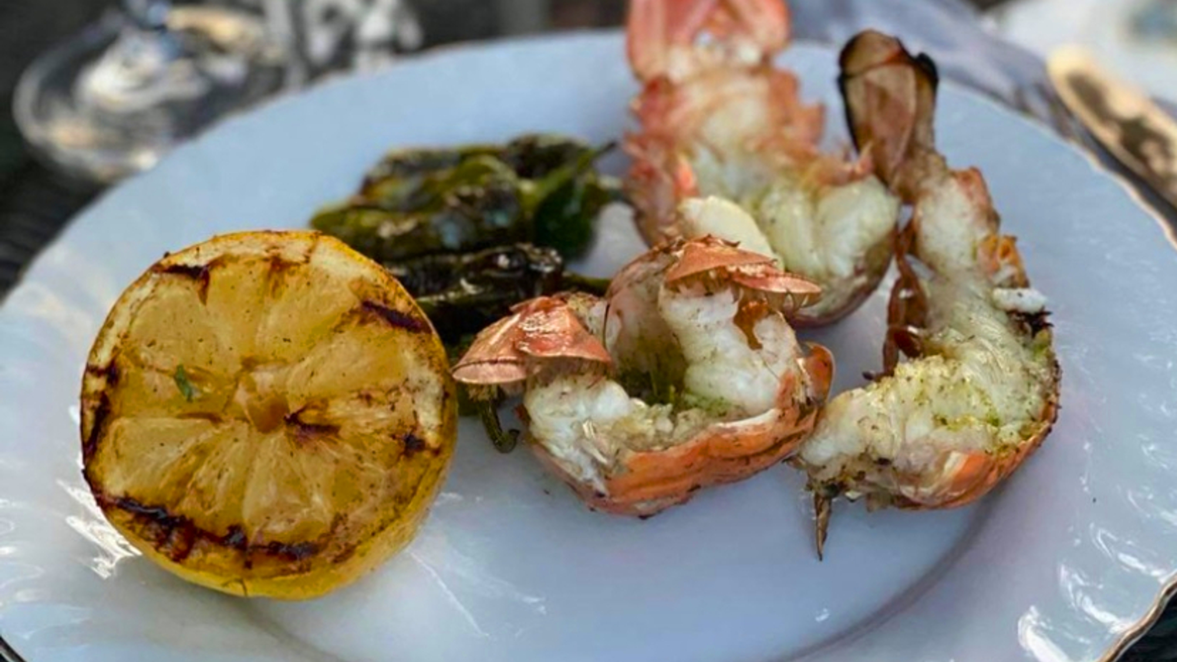 Gratinated crayfish with grilled lemon and fried yeast