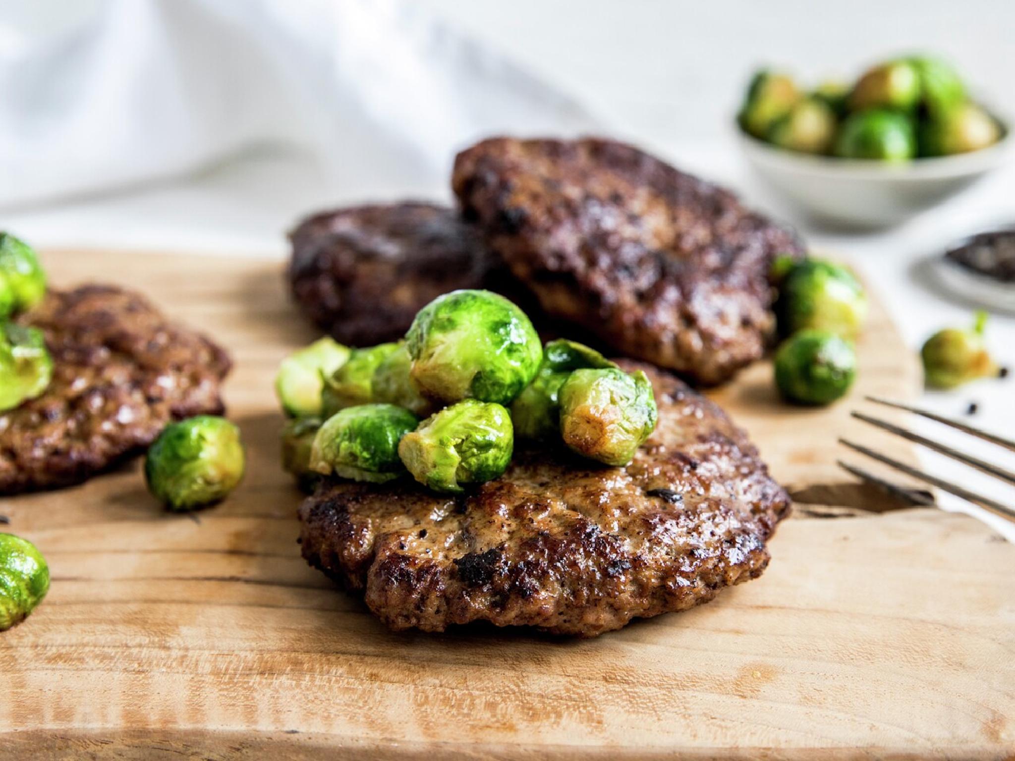 Elk meat cakes on a plate.
