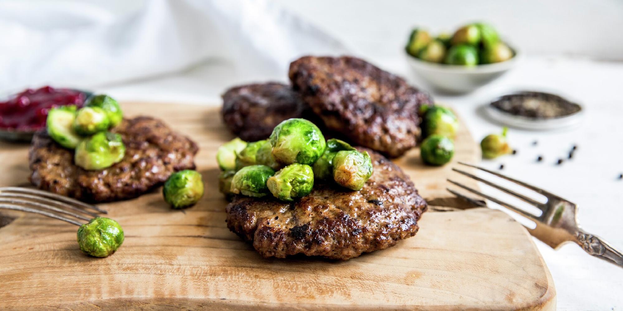 Elk meat cakes on a plate.