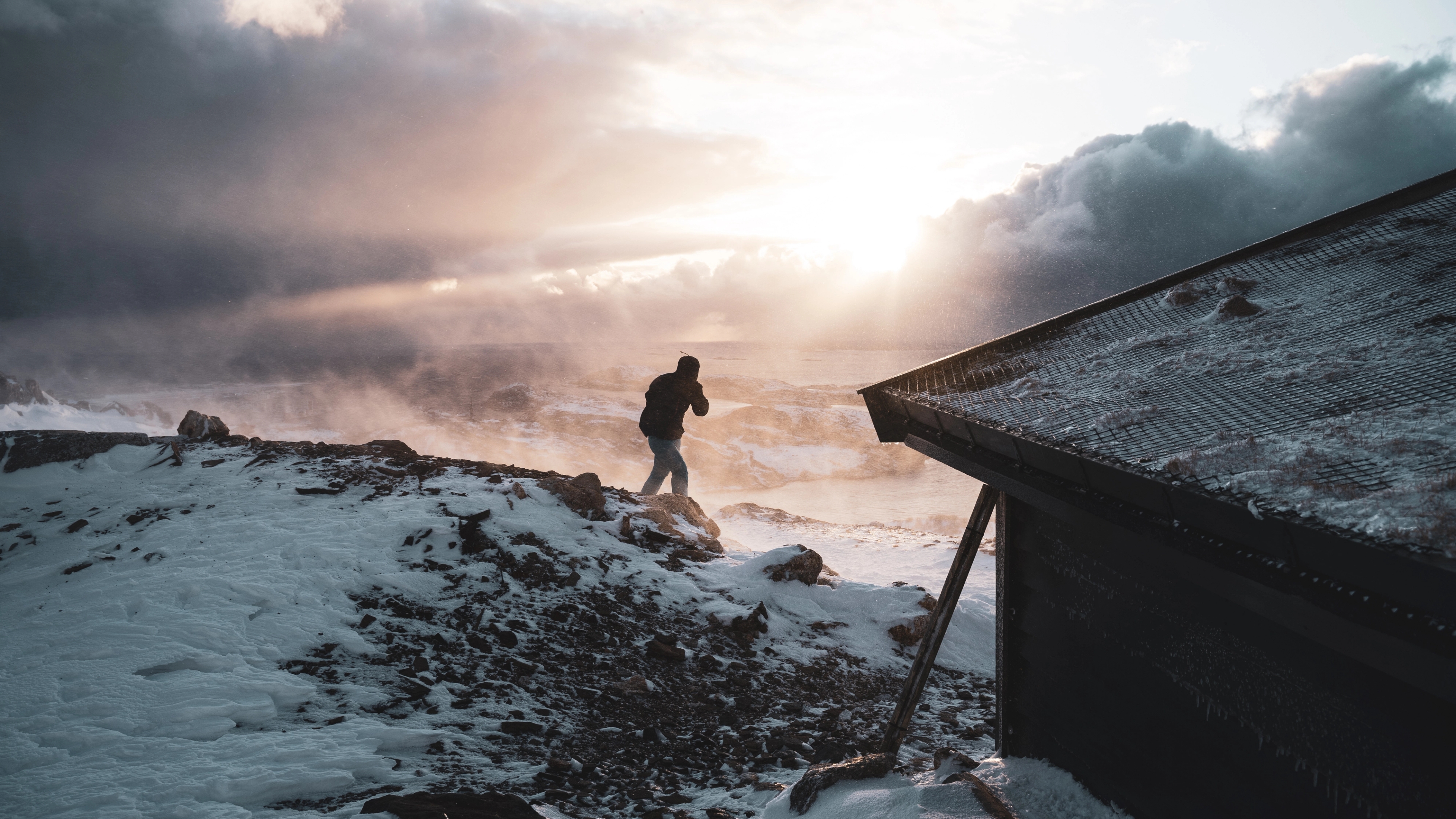 A person hiking on Keiservarden in Bodø in snow and wind.