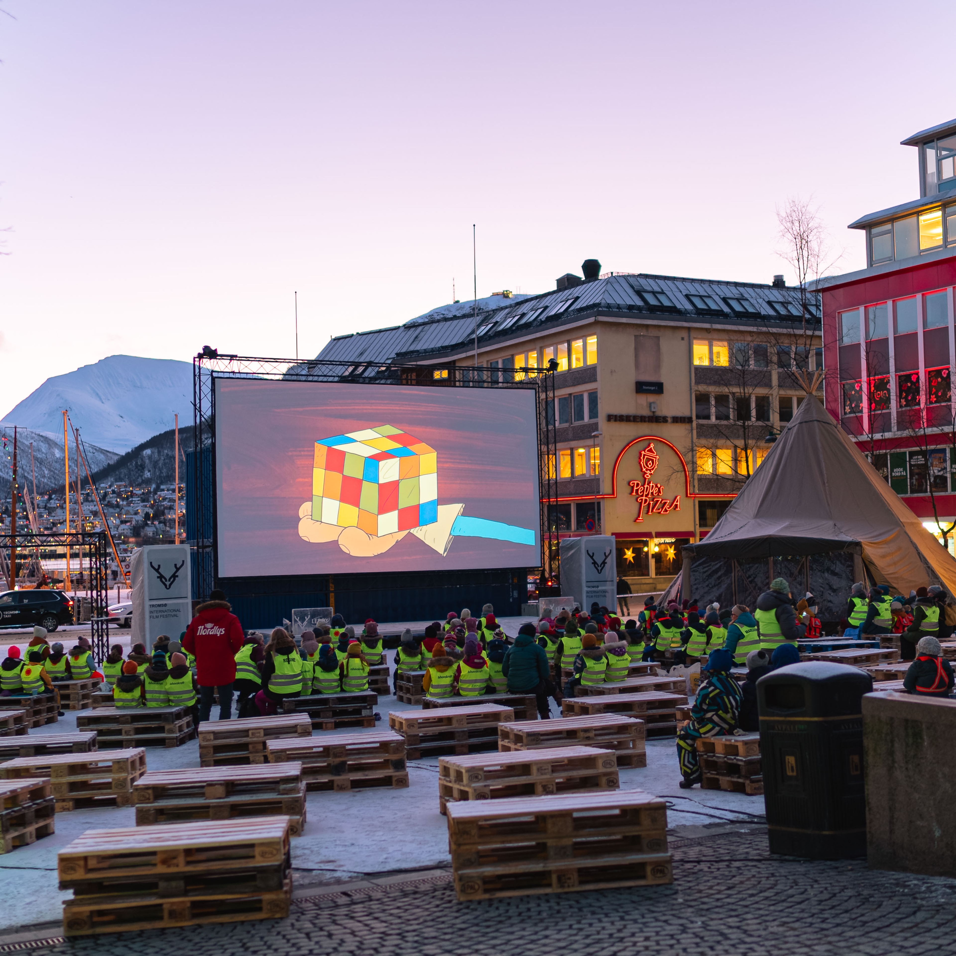 Barn i Tromsø på utendørs kino under Tromsø Arctic Film Festival, TIFF