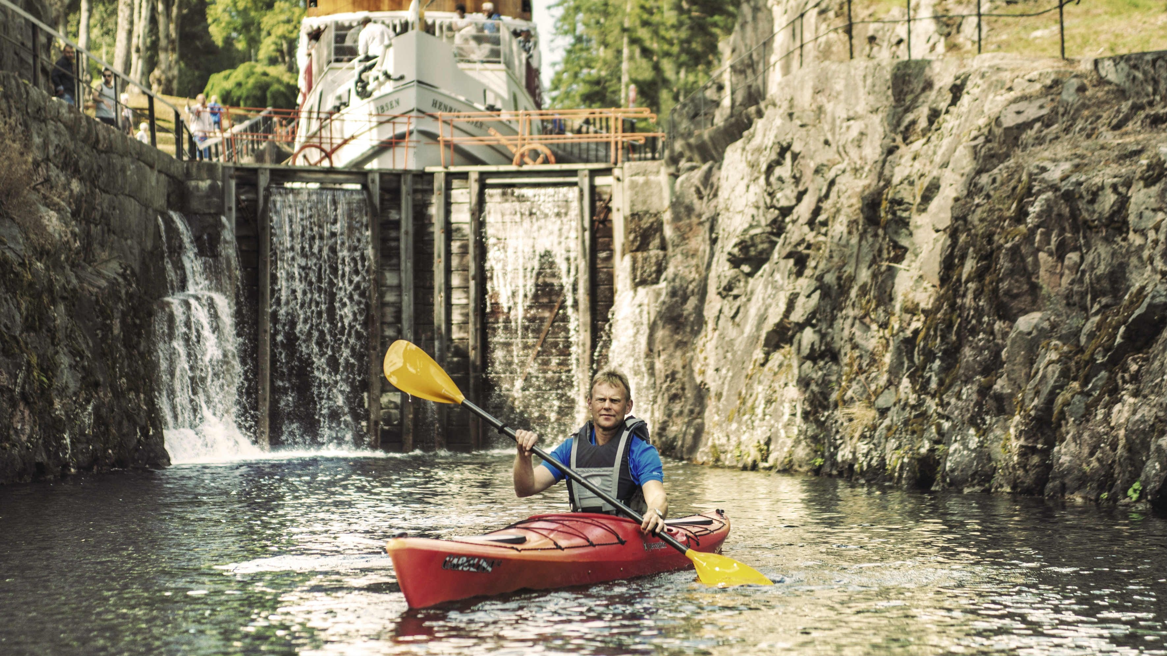 En mann i kajakk i en av Telemarkskanalens sluser på Østlandet