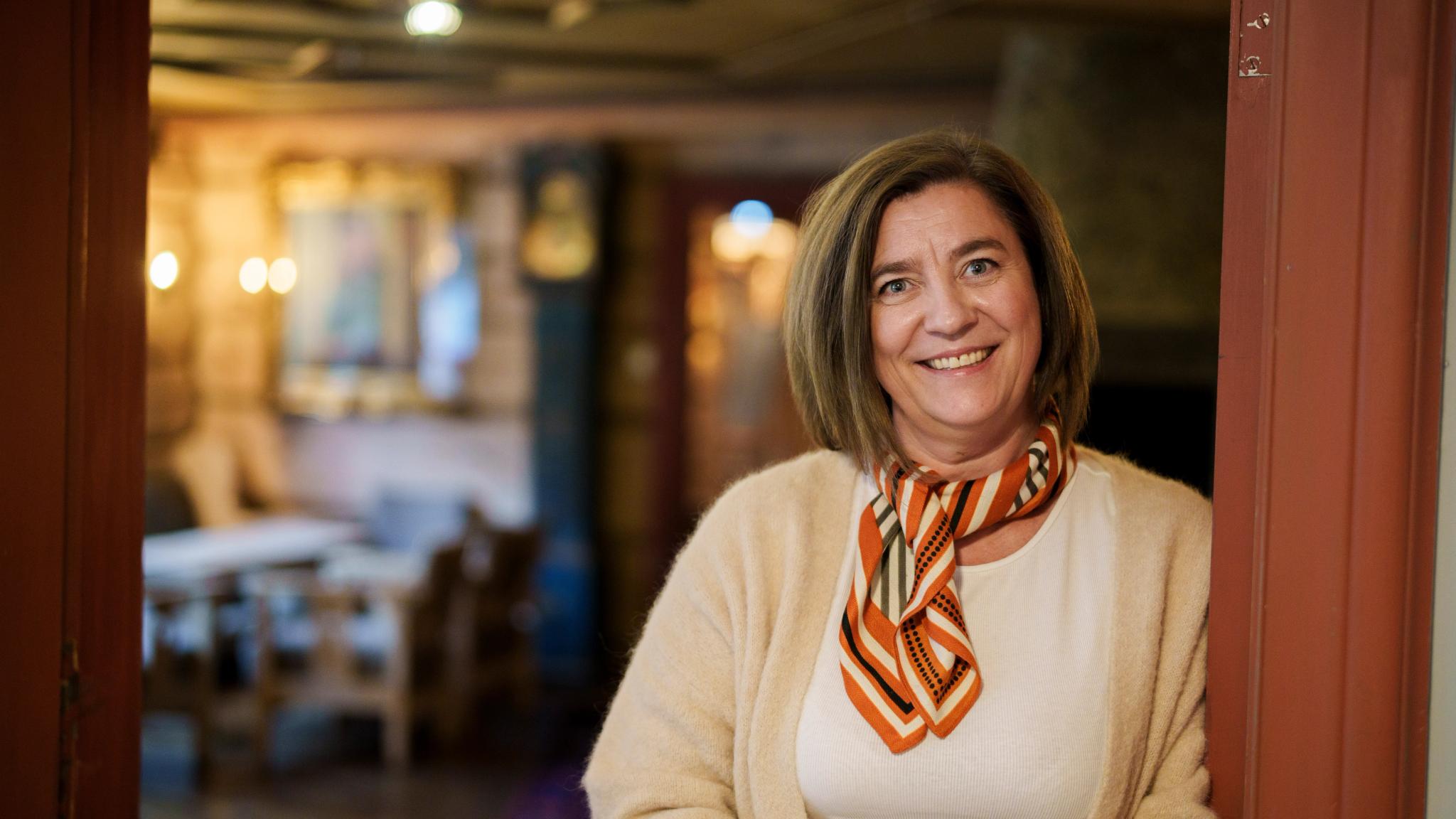 A portrait of a woman in an hotel.