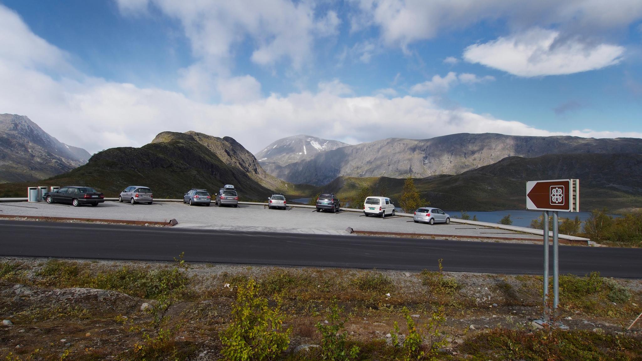 Biler står parkert ved utsiktspunkt Vargebakkane langs Nasjonal turistveg Valdresflye
