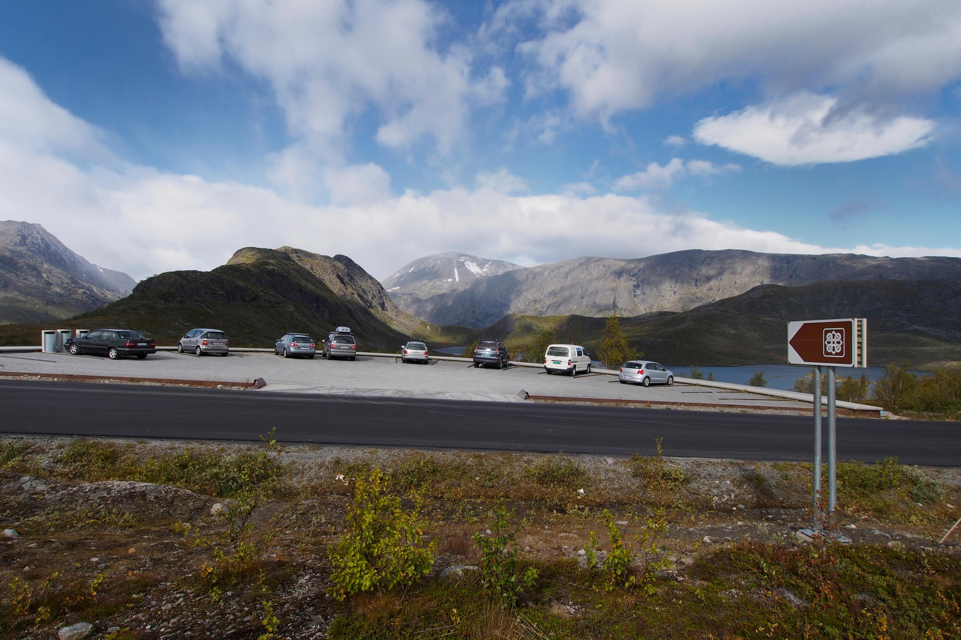 Cars parked at the viewpoint Vargebakkane along Scenic route Valdresflye