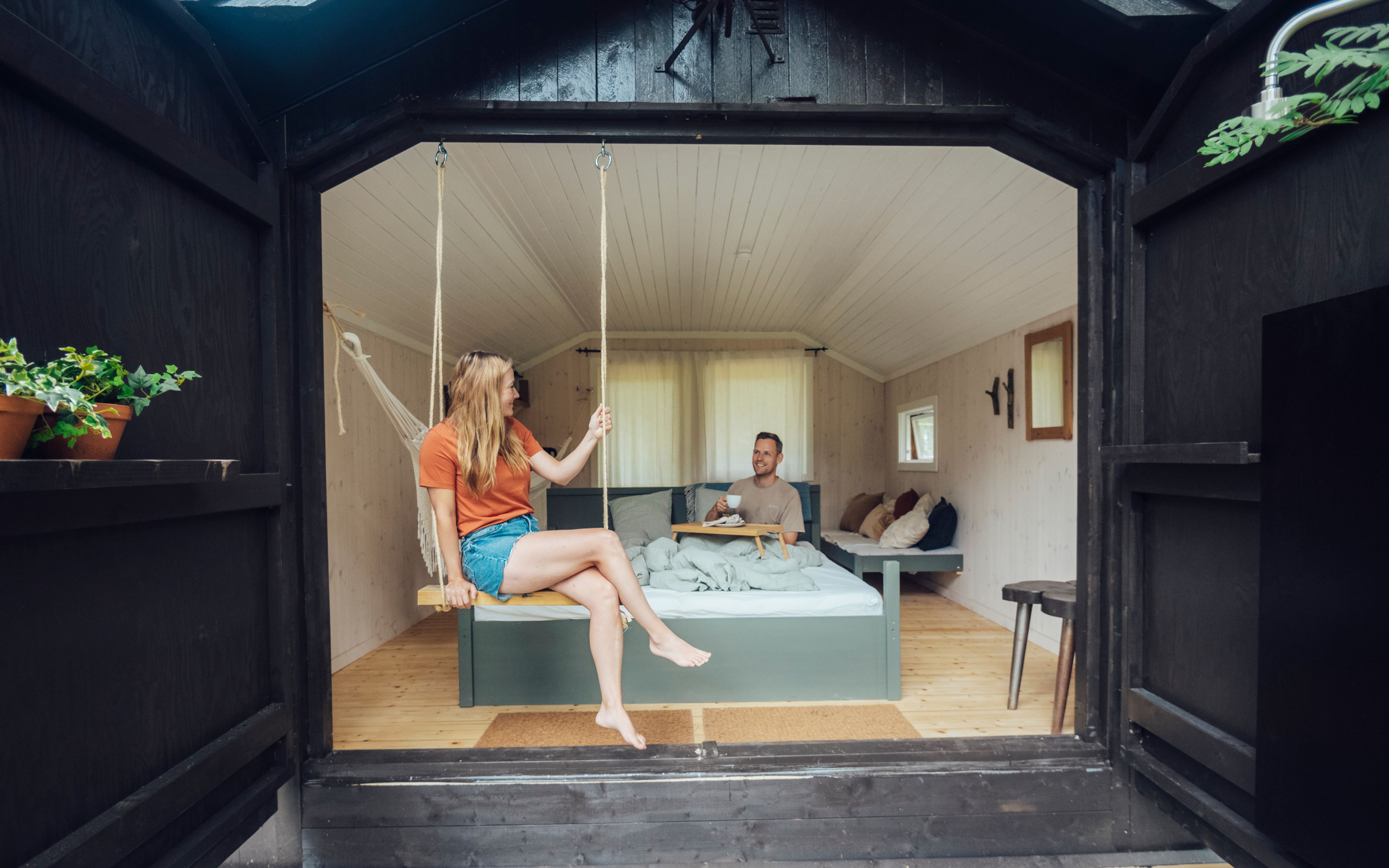 A couple inside the cabins at Raet camping in Arendal