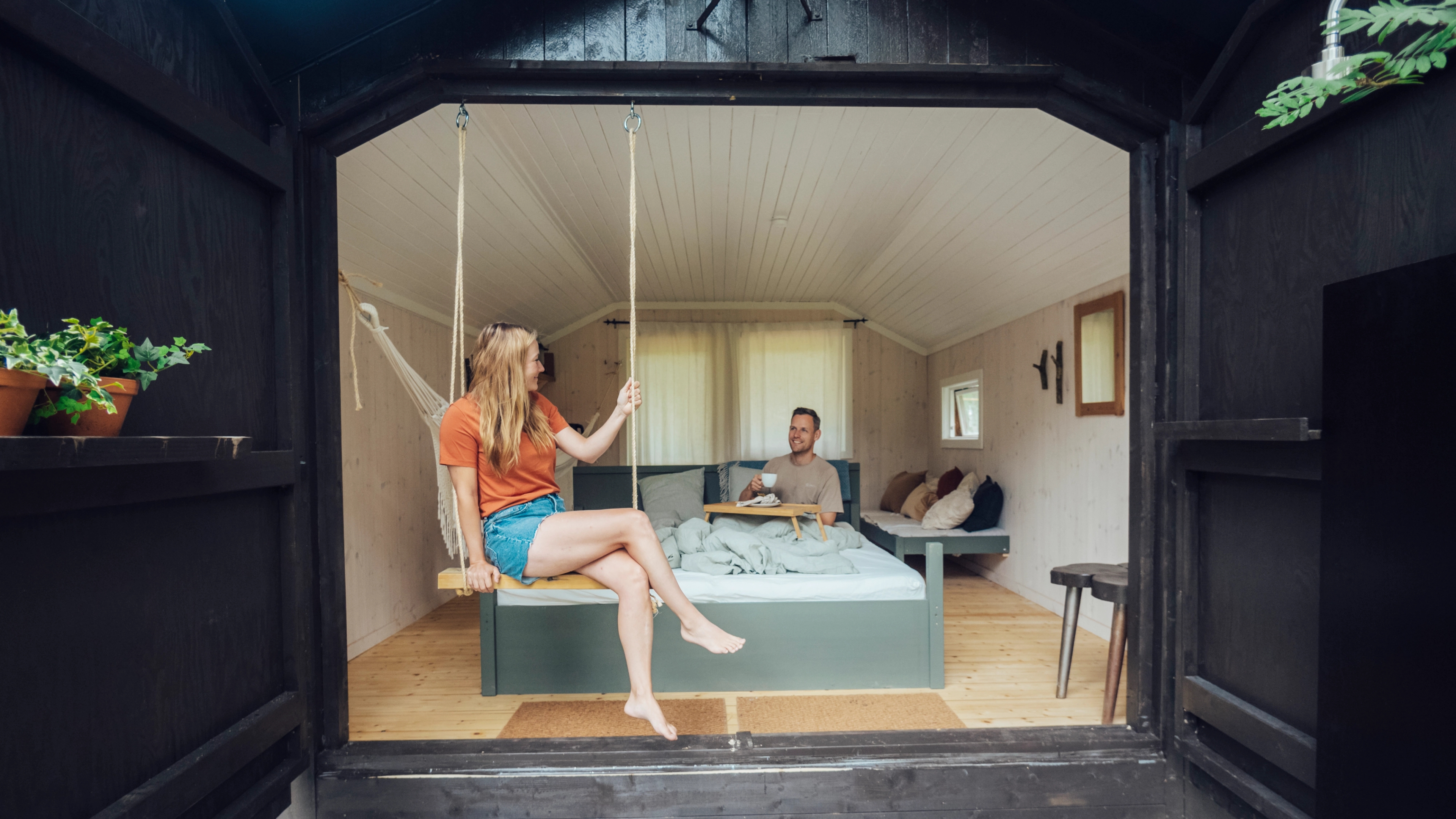 A couple inside the cabins at Raet camping in Arendal