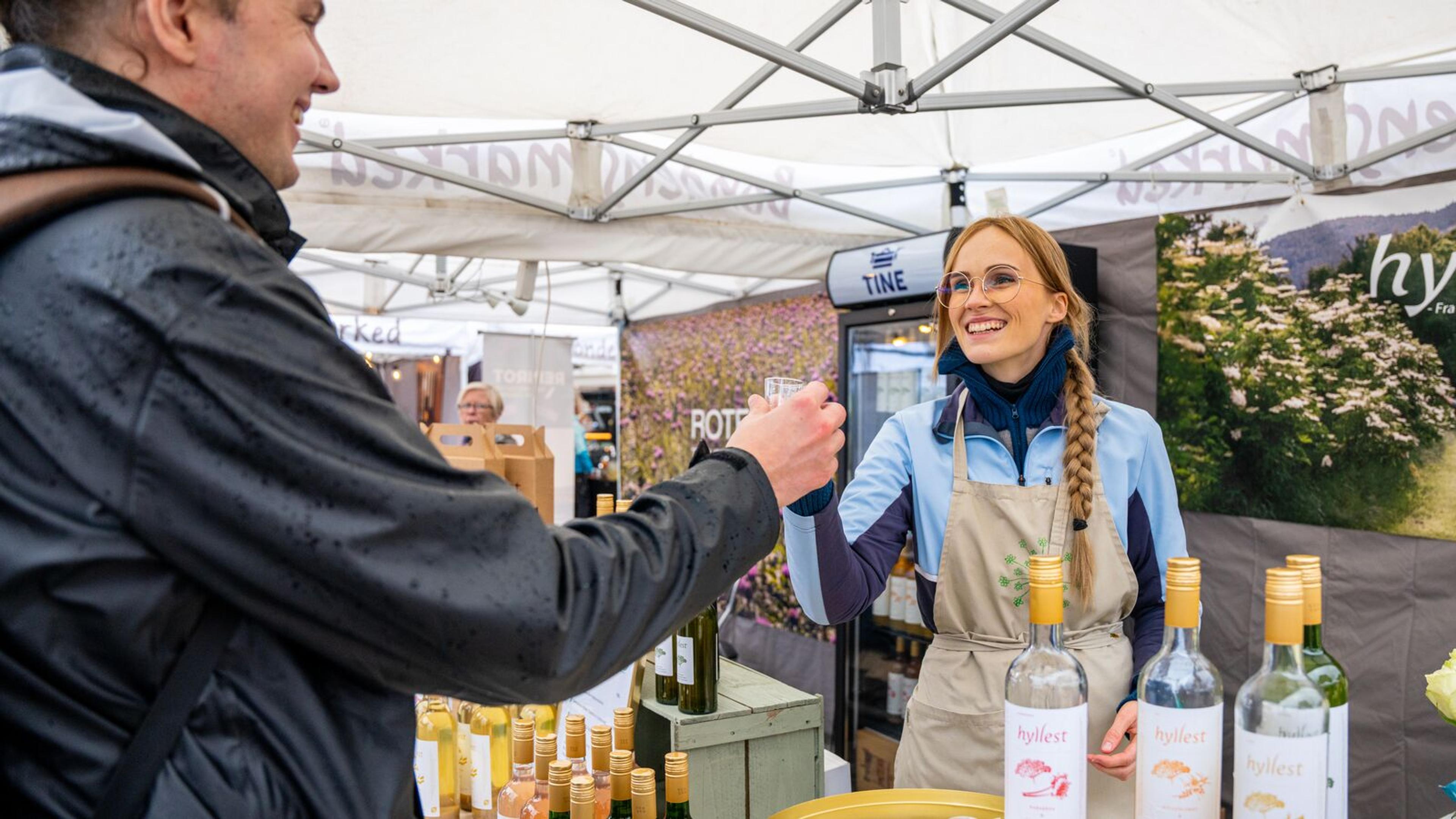 A man and a woman about to enjoy some elderflower soft drink at the Matstreif food festival in Oslo