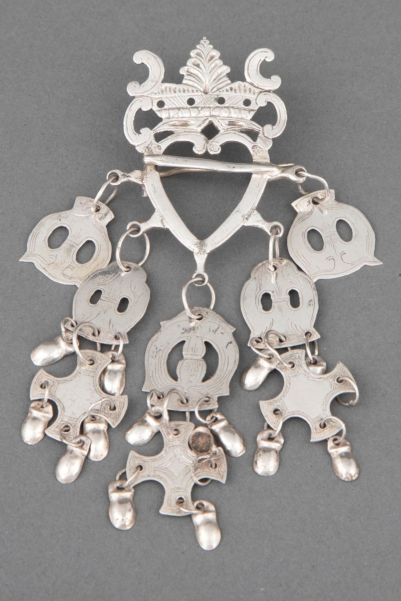 Hjertesølje (heart brooch)