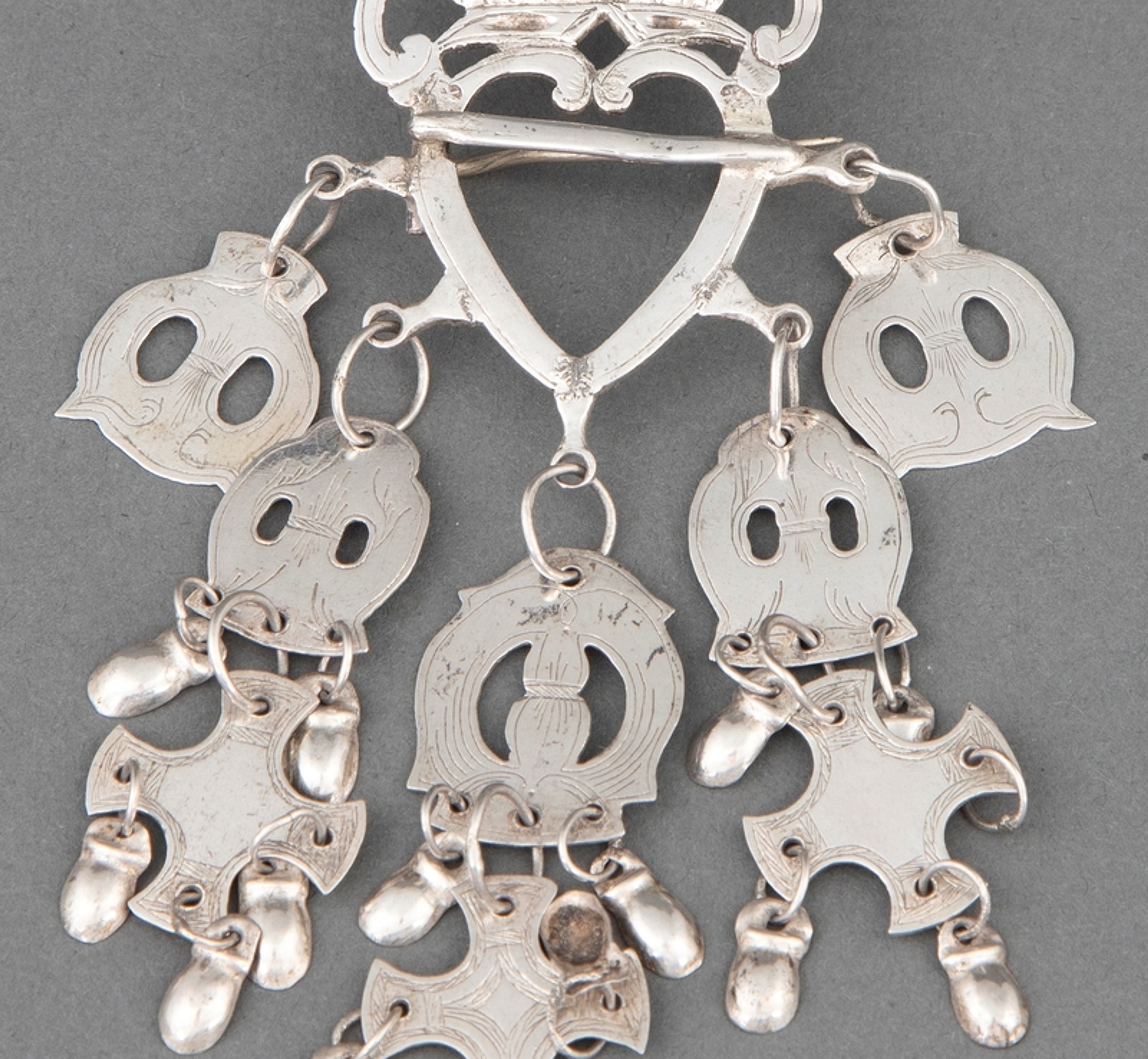 Hjertesølje (heart brooch)