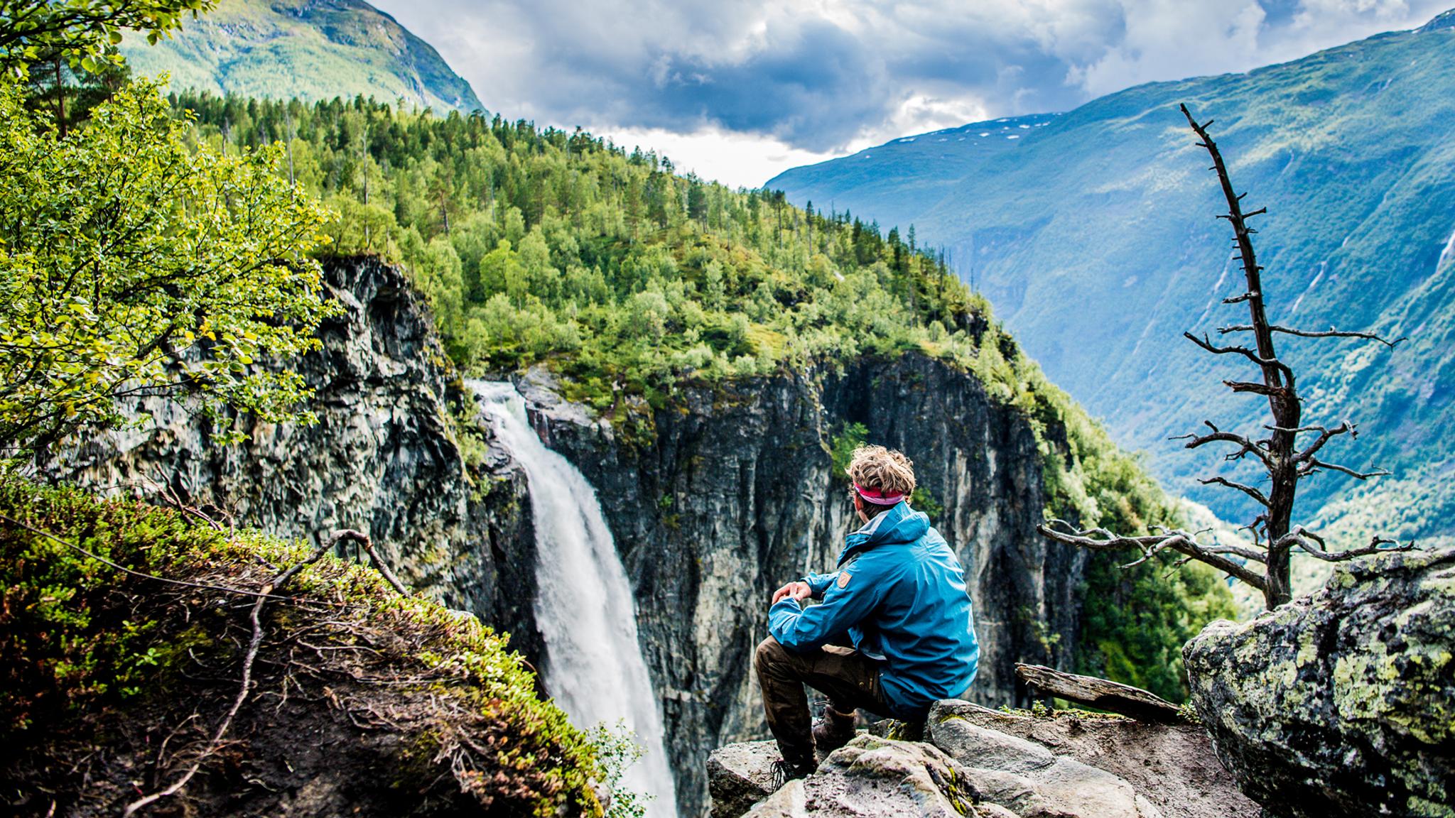 En mann nyter utsikten over Vettisfossen i Utladalen i Jotunheimen
