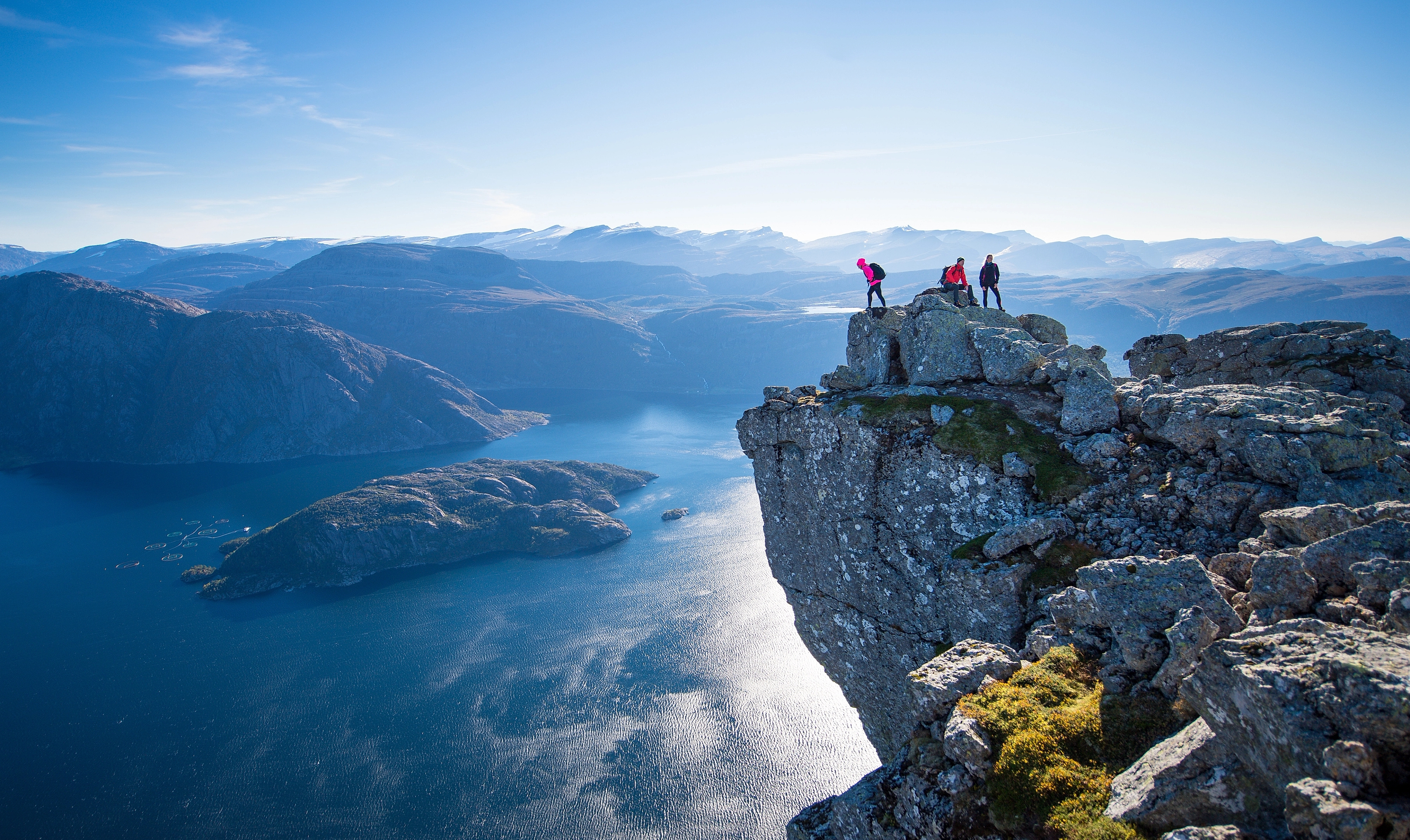 Wandern auf dem Hornelen-Gipfel in Bremanger in Fjord Norwegen