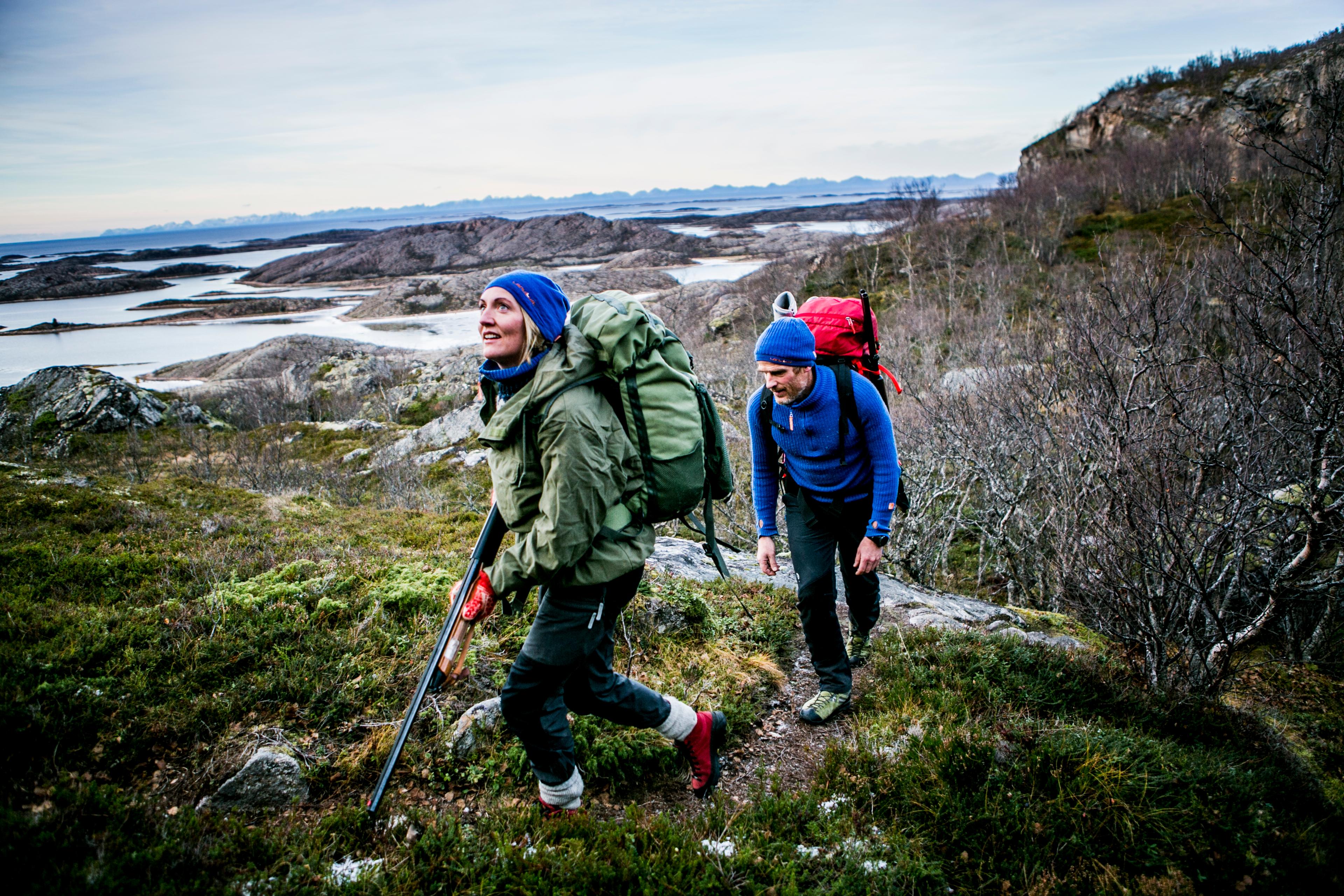 To personer på rypejakt i Steigen i Nordland, Nord-Norge