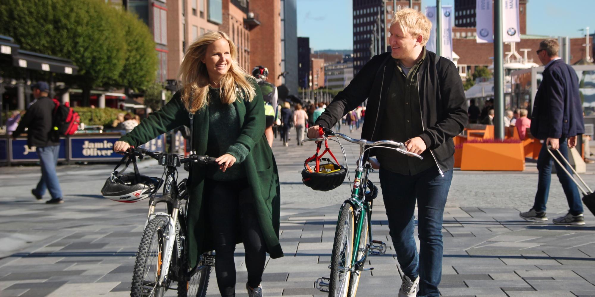 Oplev Oslo på cykel - to cyklister på Aker Brygge i Oslo