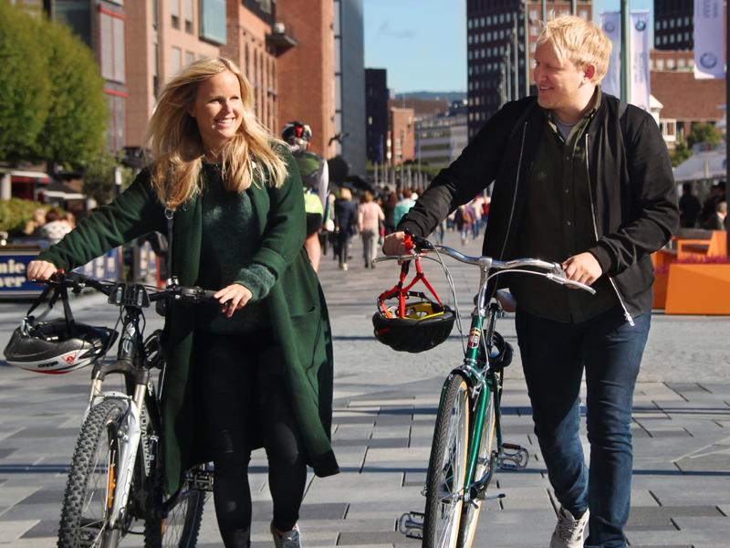 Oplev Oslo på cykel - to cyklister på Aker Brygge i Oslo