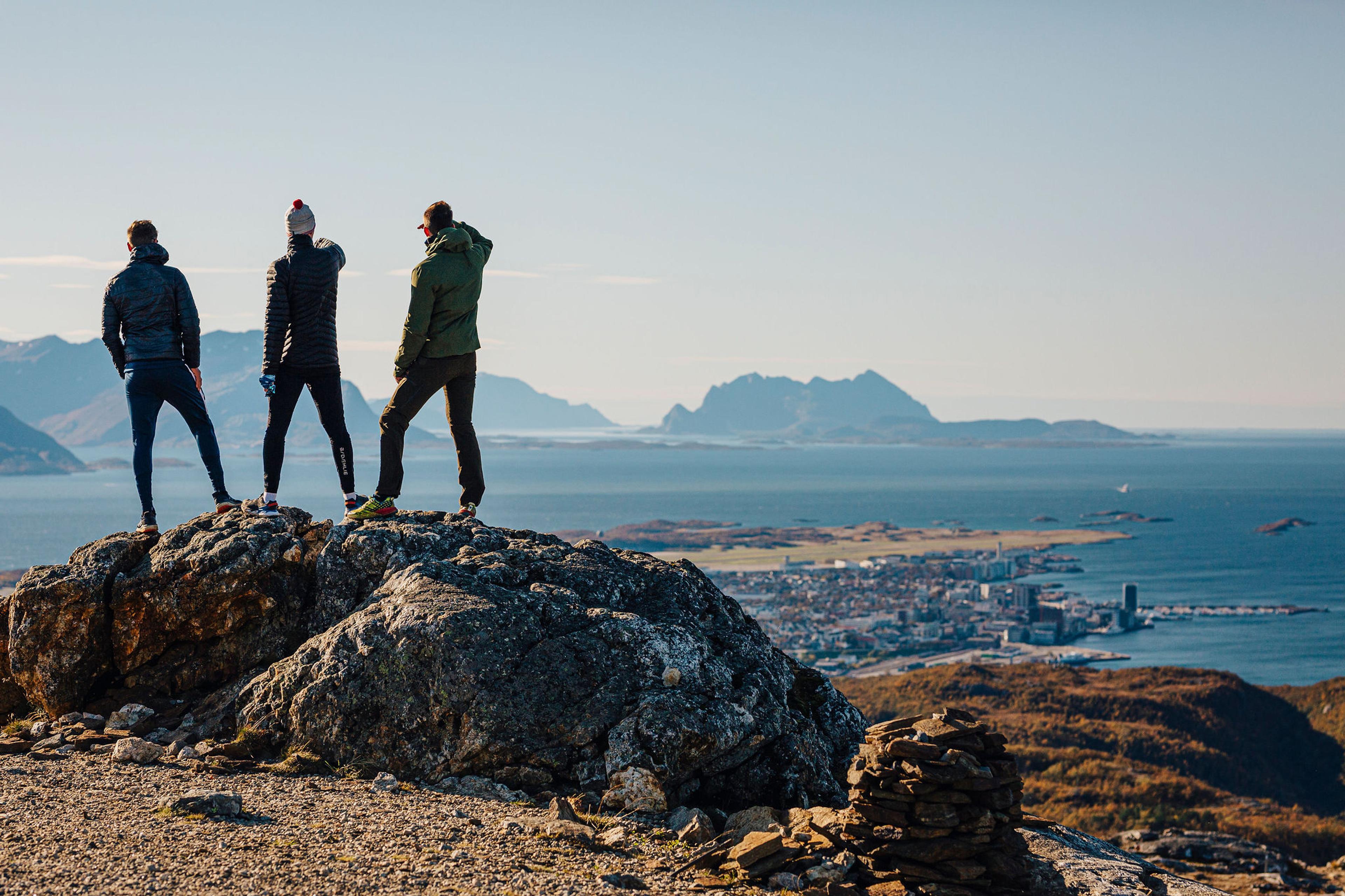 Människor som vandrar till Keiservarden i Bodø, Nord-Norge