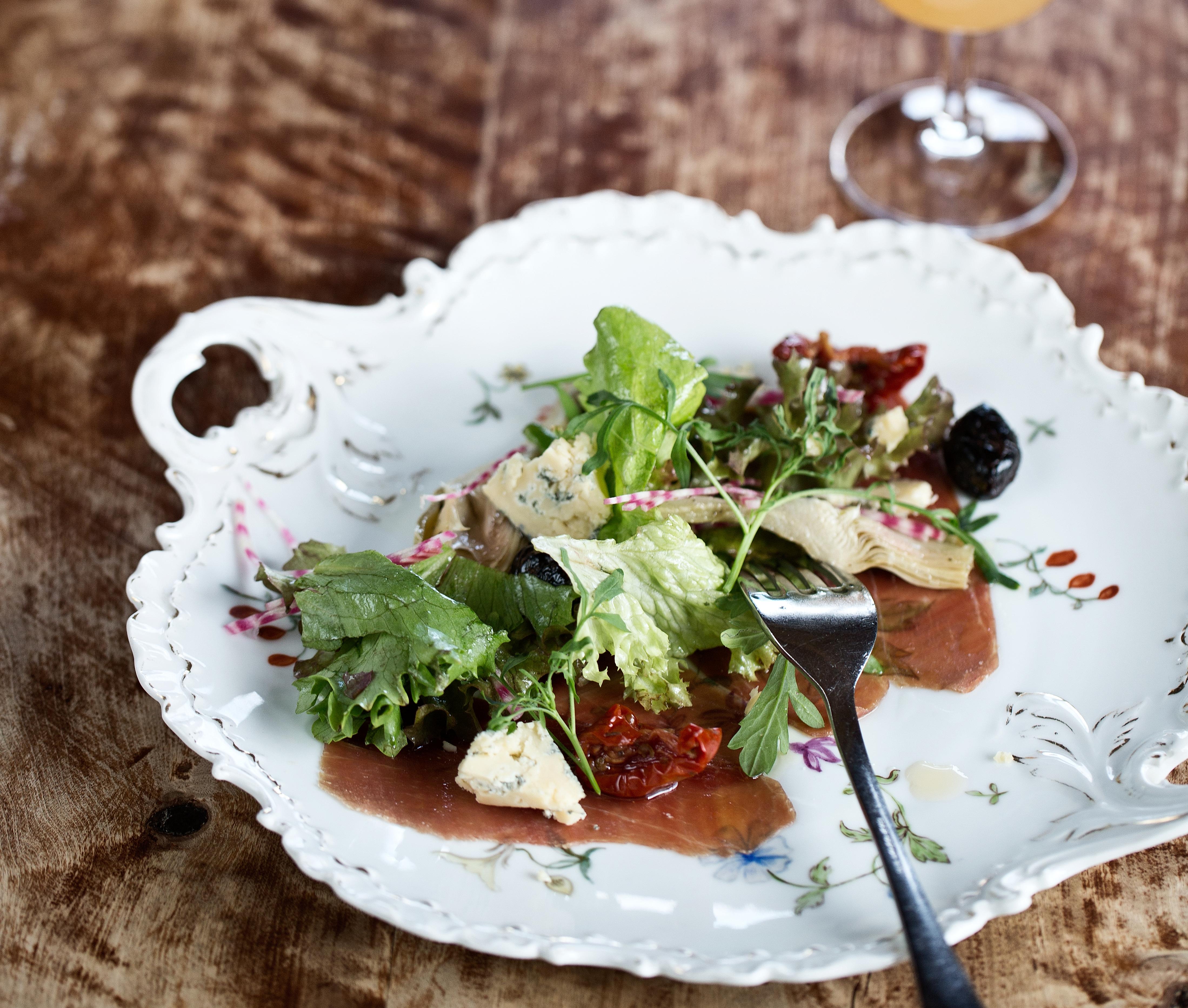 A salad at a plate on a wooden table