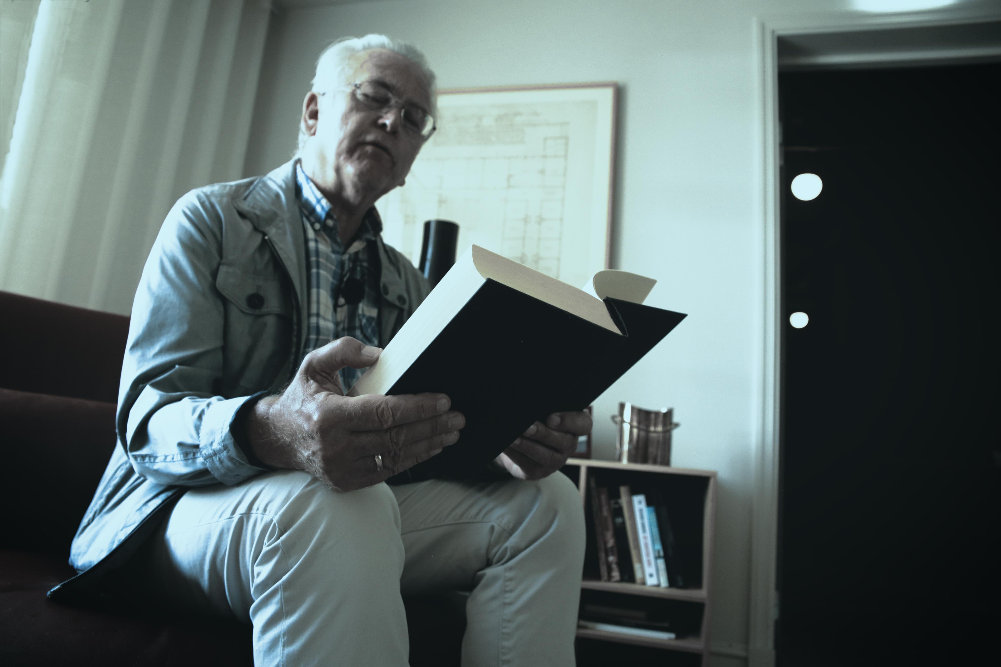 Gunnar Staalesen reading from his own book inside the library at Villa Terminus in Bergen