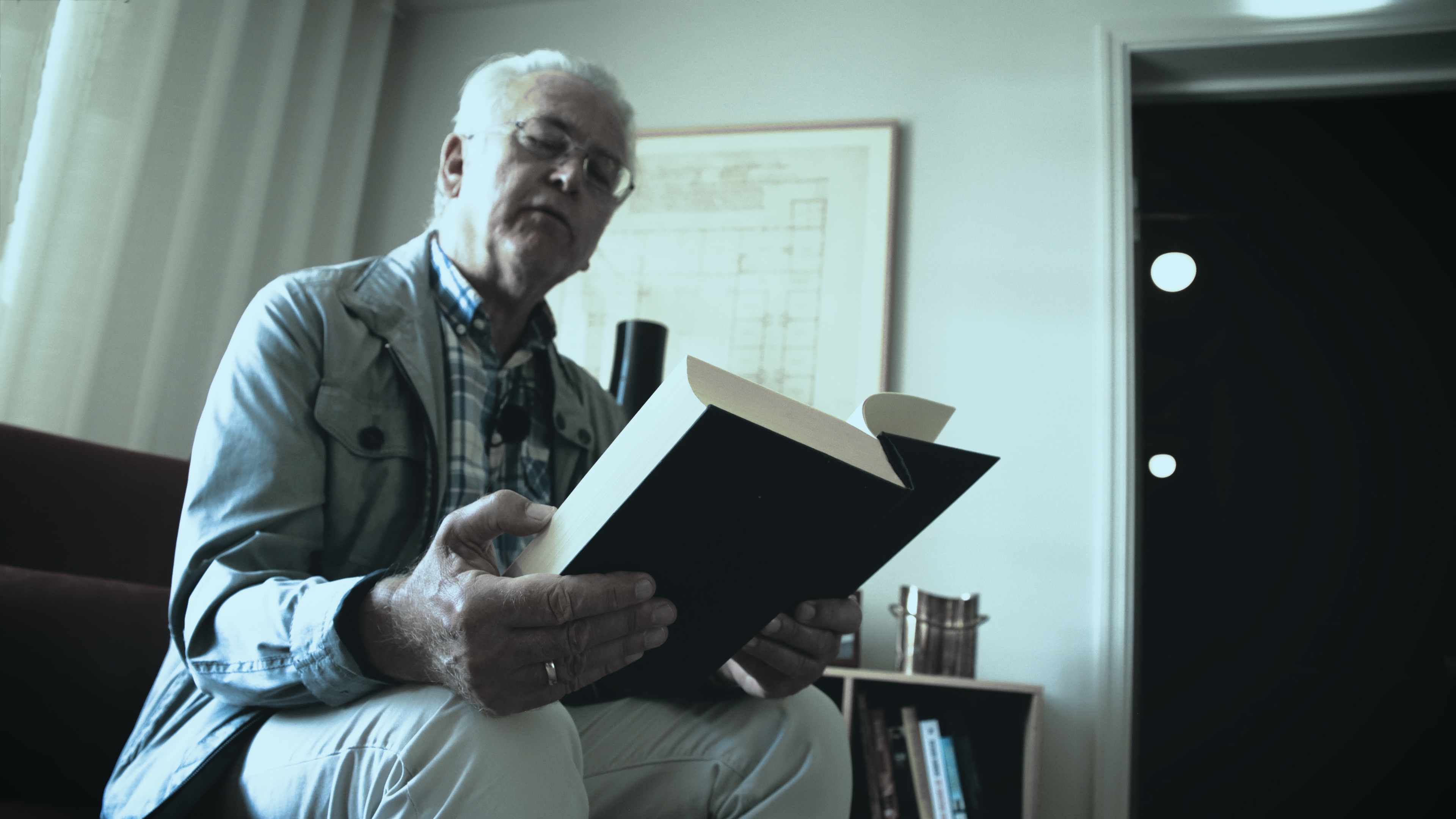 Gunnar Staalesen reading from his own book inside the library at Villa Terminus in Bergen