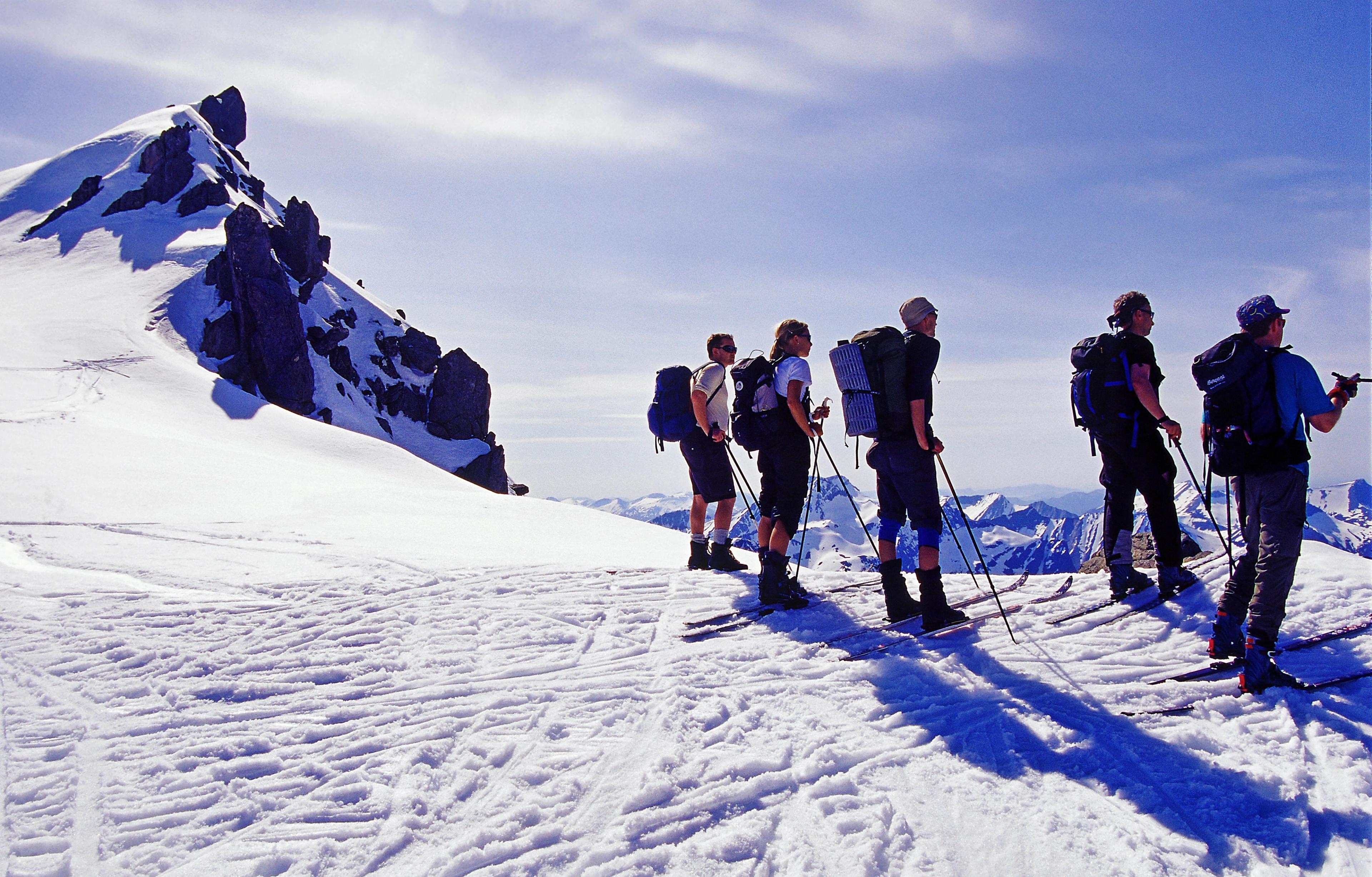 Skiing towards Kolåstind